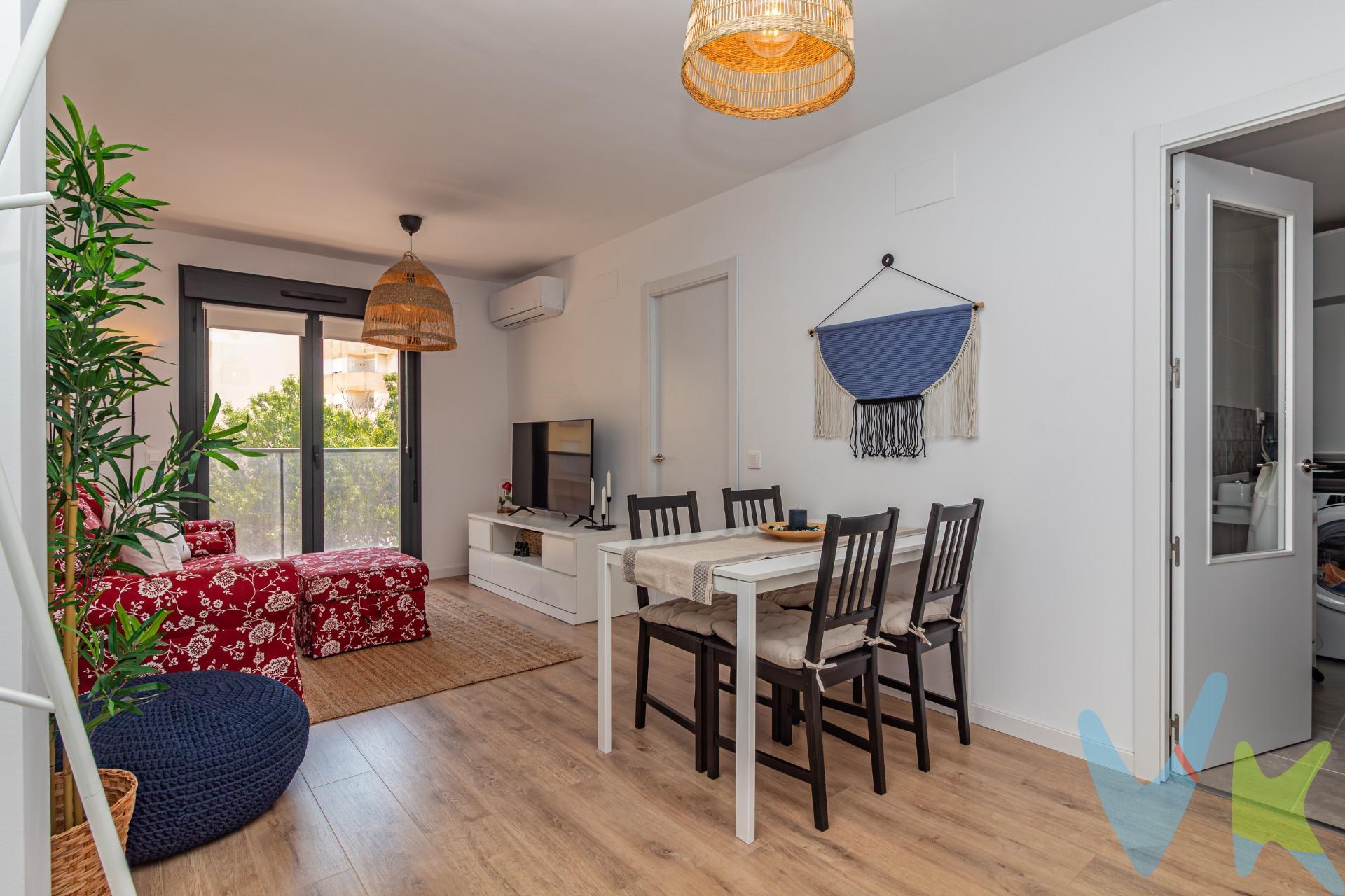 Descubre este encantador apartamento en Oropesa del Mar, situado en la tranquila zona del Pueblo. Con un precio atractivo de 120.000 € y una superficie construida de 62 m², esta propiedad está lista para que te mudes y comiences a disfrutar. Cuenta con dos amplios dormitorios dobles ideales para descansar después de un día bajo el sol. El salón luminoso tiene una confortable área de estar de casi 19 m² y acceso directo a tu terraza privada donde podrás relajarte mientras disfrutas las vistas despejadas al entorno natural. Equipado con todos los electrodomésticos, completamente amueblado, además cuenta con climatización frio-calor mediante split en salón comedor y dormitorio, para esos días calurosos típicos del verano mediterráneo. La orientación sureste garantiza luz natural durante todo el día. Ubicado a 950 metros de la playa Morro de Gos y rodeado por servicios como colegios cercanos o zonas infantiles perfectas para familias. Con trastero y parking privado incluido ¡No pierdas esta oportunidad! Este apartamento es ideal tanto como vivienda habitual o inversión vacacional.