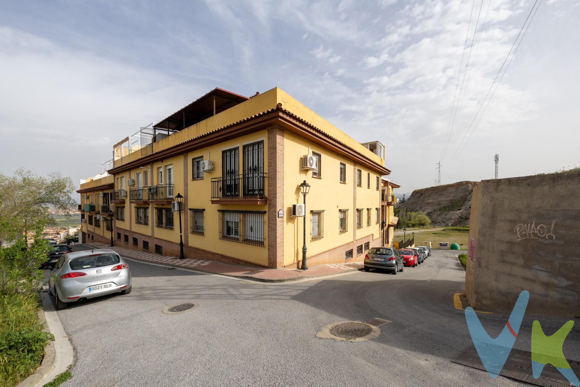 ¡Bienvenido a tu nuevo hogar junto a la naturaleza! Este encantador piso ubicado en un entorno natural, te brinda la tranquilidad y la frescura del aire puro, mientras disfrutas de la comodidad de estar rodeado de todos los servicios que ofrece uno de los pueblos con mayor crecimiento y proyección de la provincia, Cájar. El piso cuenta con tres amplios dormitorios, uno de ellos con acceso a pequeño patio privado; baño completo y aseo así como gran salón agradablemente luminoso y cocina completamente amueblada y equipada. Cada rincón de este hogar emana calidez y confort. Como toque adicional, dispone de cochera en el mismo edificio con acceso directo a través de sus dos ascensores. Además de su entorno natural, este piso está rodeado de comodidades que hacen que la vida sea más fácil y placentera. ¿Tienes hijos o eres aficionado al deporte? Justo al lado, encontrarás un polideportivo donde puedes disfrutar de actividades como fútbol, pádel, baloncesto, atletismo, petanca, .. ¿Te encanta dar paseos al aire libre o llevar a tus hijos a jugar? Los parques cercanos son el lugar perfecto para relajarte y divertirte. La conveniencia también está garantizada con la proximidad a colegios, lo que hace que este piso sea ideal para familias. La vivienda se encuentra alquilada. ¡No pierdas la oportunidad de hacer de este piso tu nuevo hogar!. Ref. N331. * El PVP indicado no incluye impuestos ni gastos de Escritura. * Honorarios agencia no incluidos. * Las superficies expresadas en esta página tienen carácter descriptivo y son aproximadas. * Los precios pueden ser susceptibles de modificación sin previo aviso. * Esta propiedad se vende parcialmente amueblada. 