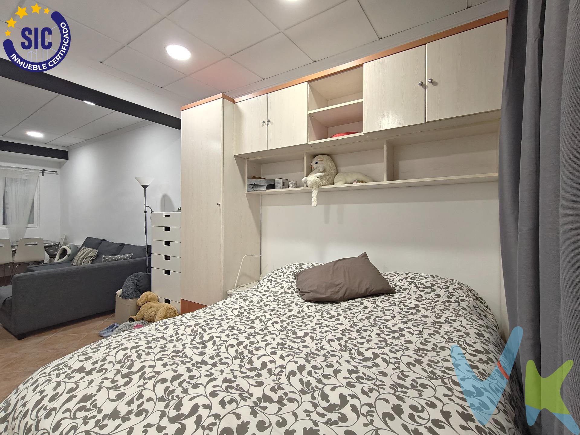 Una vivienda versátil en una de las mejores zonas de Carcaixent. Lo mejor de esta propiedad en la Calle Mestre Giner es que se trata de una casa con estructura sólida, lista para adaptarse a tus proyectos. Alta rentabilidad. Ya dispone de un estudio listo para entrar, con cocina, baño y zona de estar y descanso. Se pueden crear fácilmente tres estudios con entradas independientes desde el amplio patio interior que a la vez es el acceso para vehículos desde la calle. Una calle ancha con facilidad de maniobra para entrada y salida. Además su potencial de crecimiento es alto puesto que la estructura está adecuada para poder ampliar con más alturas hasta lo permitido por las normas urbanísticas de Carcaixent y así poder obtener mayor rentabilidad. . Su ubicación es estratégica, ubicada en el mismísimo corazón de Carcaixent te permite disfrutar, al mismo tiempo, de la máxima tranquilidad de la zona y de los mejores servicios que se encuentran a un paso de la vivienda. El Mercado Municipal, el Ayuntamiento, colegios, farmacias, tiendas y zonas de ocio. . Ideal tanto para inversores que buscan alquiler múltiple como para familias que necesitan espacios independientes y seguros. VENTA:. PVP 189.900€.  Gastos e impuestos no incluidos en el precio. La compra conlleva impuestos y gastos de formalización para el comprador. A título orientativo se informa que en segundas transmisiones el ITP con carácter general en  Valencia es del 10%, pudiendo existir otros tipos impositivos atendiendo a las circunstancias  personales del comprador u otras circunstancias previstas legalmente. Base imponible del impuesto el mayor valor entre el precio de compraventa, la tasación o el valor de referencia catastral. En cuanto a los gastos de notaría y registro, en su caso,  suelen oscilar aprox; entre 1,5% y 2,5% (aranceles variables según precio, n.º de copias y complejidad). El comprador elige notario. Si el comprador precisase de hipoteca: tasación, condiciones y costes bancarios serán según entidad elegida por el comprador, así como los gastos de gestoría, y cualesquiera otros gastos inherentes a la formalización de la compraventa que legalmente correspondan a la parte compradora, salvo pacto expreso en contrario con el vendedor. El consumidor tiene, conforme a la normativa vigente, a su disposición información y documentación adicional relativa al inmueble y condiciones de la compraventa, que podrá ser consultada en C/Joaquín Costa 4, bajo 46005 Valencia o urbe2@remax.es. Honorarios de mediación inmobiliaria a cargo del  COMPRADOR: (3% del precio final de venta más IVA (21%), salvo otro pacto.); y de VENDEDOR (según acuerdo con el mismo). . Se informa al consumidor que la agencia actúa como intermediaria inmobiliaria en la operación, estando cualquier eventual compraventa y sus condiciones sujeta a la aceptación expresa del propietario-vendedor y a la posterior formalización del correspondiente contrato.