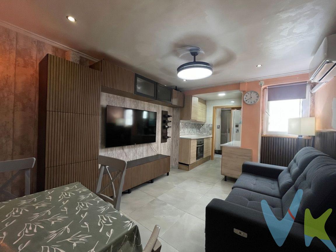 Este estudio completamente reformado te ofrece la posibilidad de vivir en una de las zonas más demandadas de Valencia . Ideal para jóvenes o parejas que busquen un hogar moderno y acogedor. Para inversores, este estudio representa una oportunidad inmejorable para obtener una alta rentabilidad a través del alquiler. Características:. Superficie: Estudio pequeño y manejable de 62 m2 construidos (59 m2 útiles de vivienda según catastro y nota simple), lo que lo hace perfecto para una persona sola o una pareja, y muy fácil y económico de mantener. Reformado: Completamente renovado con excelentes acabados, listo para entrar a vivir. Calidades: Ventanas Climalit para un perfecto aislamiento térmico y acústico, aire acondicionado con bomba de calor para disfrutar de una temperatura ideal todo el año. Distribución: Salón-comedor con cocina americana, dos habitaciones (una doble y una individual) y un baño completo con plato de ducha. Luminosidad: Destaca por su gran luminosidad, creando un ambiente cálido y agradable. Ubicación: En plena zona de Monteolivete, rodeado de parques (como el Parque del Turia), supermercados, tiendas, restaurantes, centros de salud, colegios y todo lo que necesitas para tu día a día. A un paso de la Ciudad de las Artes y las Ciencias y con excelentes conexiones en transporte público. Planta: Cuarta planta sin ascensor, lo que se refleja en su precio competitivo y contribuye a mantener unos gastos de comunidad bajos. Ventajas: . Excelente relación calidad-precio: Una gran oportunidad de adquirir una propiedad reformada en una ubicación privilegiada a un precio muy atractivo. Bajos gastos de mantenimiento: Su tamaño y la ausencia de ascensor permiten mantener unos costes fijos mínimos. Alta rentabilidad en alquiler: La gran demanda de alquiler en la zona garantiza una rápida rentabilidad. Vivir en una zona con vida: Disfruta de la tranquilidad de un barrio residencial con todos los servicios de una gran ciudad a tu alcance.No pierdas esta oportunidad y ven a visitarlo. Este estudio es la combinación perfecta de ubicación, comodidad y precio. ¡Contacta con nosotros para concertar una visita!. VENTA:. PVP 210.000€. Gastos e impuestos no incluidos en el precio. La compra conlleva impuestos y gastos de formalización para el comprador. A título orientativo se informa que en segundas transmisiones el ITP con carácter general en Valencia es del 9%, pudiendo existir otros tipos impositivos atendiendo a las circunstancias personales del comprador u otras circunstancias previstas legalmente. Base imponible del impuesto el mayor valor entre el precio de compraventa, la tasación o el valor de referencia catastral. En cuanto a los gastos de notaría y registro, en su caso, suelen oscilar aprox. entre 1,5% y 2,5% (aranceles variables según precio, n.º de copias y complejidad). El comprador elige notario. Si el comprador precisase de hipoteca: tasación, condiciones y costes bancarios serán según entidad elegida por el comprador, así como los gastos de gestoría, y cualesquiera otros gastos inherentes a la formalización de la compraventa que legalmente correspondan a la parte compradora, salvo pacto expreso en contrario con el vendedor. El consumidor tiene, conforme a la normativa vigente, a su disposición información y documentación adicional relativa al inmueble y condiciones de la compraventa, que podrá ser consultada en C/Joaquín Costa 4, bajo 46005 Valencia o urbe2@remax.es. Honorarios de mediación inmobiliaria a cargo del COMPRADOR: (3% del precio final de venta más IVA (21%), salvo otro pacto.); y de VENDEDOR (según acuerdo con el mismo). Se informa al consumidor que la agencia actúa como intermediaria inmobiliaria en la operación, estando cualquier eventual compraventa y sus condiciones sujeta a la aceptación expresa del propietario-vendedor y a la posterior formalización del correspondiente contrato.