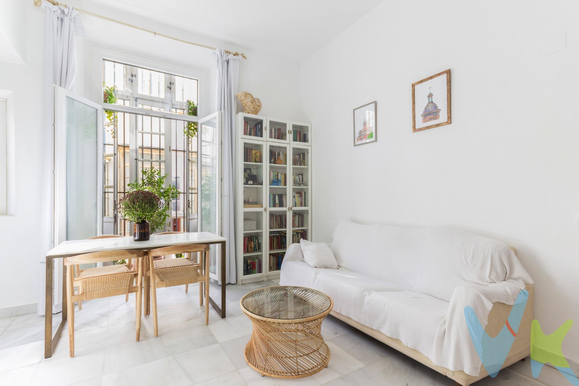 Piso con mucho encanto en el corazón de El Puerto de Santa María. La vivienda cuenta con dos dormitorios amplios y armarios empotrados que optimizan el espacio. El salón, orientado a la calle, dispone de una balconera que aporta luz natural abundante y ventilación cruzada. La cocina es independiente y funcional; el baño está equipado con plato de ducha, práctico y actual. Los techos altos confieren sensación de amplitud y carácter tradicional, mientras que las ventanas Climalit aseguran un buen aislamiento térmico y acústico. . Vivienda como primera residencia o inversión, con todos los servicios alrededor, comercios, bares, colegios, centro médico, estación de tren.. "De acuerdo con lo prevenido en el Decreto 218/2005, de 11 de octubre, se informa al cliente que los gastos notariales, registrales,  .  L.T. P., honorarios de intermediación, gastos financieros, y otros gastos inherentes a la compraventa no están incluidos en el precio. ". Por mandato expreso del propietario, comercializamos este inmueble en exclusiva, lo que le garantiza el acceso a toda la información, a un servicio de calidad, un trato fácil, sencillo y sin interferencias de terceros. Por este motivo, se ruega no molestar al propietario, a los ocupantes de la propiedad o a los vecinos. Muchas gracias por su comprensión. Si usted es agente inmobiliario y tiene un cliente para este inmueble, llámenos: estaremos encantados de colaborar.