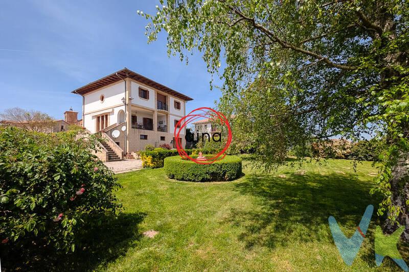 






¡SE VENDE CHALET INDEPENDIENTE EN PARCELA URBANA de 1.167 m² con 516 m² EDIFICABLES y posibilidad de construir otra vivienda!.
En la tranquila y encantadora localidad de Undiano, en plena Cendea de Cizur, se presenta esta magnífica vivienda independiente en parcela Urbana de 1.167 m2 con 516 m² libres y posibilidad de construir otra edificación, es decir, existe opción de levantar una segunda vivienda, anexa o independiente de la actual. Se trata de una propiedad única que combina amplitud, confort y un entorno natural privilegiado. Situada a tan solo 10 minutos de Zizur Mayor, donde se dispone de todos los servicios, esta ubicación ofrece el equilibrio perfecto entre la cercanía urbana y la tranquilidad absoluta, en un entorno silencioso, bien comunicado y rodeado de naturaleza. El propio concejo cuenta además con piscina y frontón municipal, lo que refuerza su atractivo como lugar de residencia.
La vivienda, distribuida en tres plantas (sótano, planta baja y primera), ha sido concebida para ofrecer espacios amplios, funcionales y llenos de luz. En la planta baja se encuentra un elegante salón de 33 m² con chimenea y suelo recientemente renovado, que aporta calidez y carácter al conjunto, junto a una moderna cocina totalmente equipada de 22,5 m², ideal tanto para el día a día como para disfrutar en compañía. Esta planta se completa con una habitación de 11 m², un aseo de cortesía y un cuidado porche de 15,5 m² con techo bajado y aislamiento, desde el que se accede a una espectacular terraza de 38 m² —también conectada con el salón— y al jardín privado, creando un espacio perfecto para el descanso y la vida al aire libre.
La planta primera alberga la zona de descanso, compuesta por 5 dormitorios de generosas dimensiones: 2 de 14,5 m² con armarios empotrados, 2 de 12,5 m² y 1 de 13 m², además de 2 baños completos con bañera, pensados para ofrecer comodidad y funcionalidad a toda la familia.
En la planta sótano se encuentra uno de los espacios más singulares de la vivienda: un amplio txoko de 55 m² con estufa de pellets, ideal para reuniones y celebraciones, que cuenta con aislamiento mediante lana de roca en techo y pared, garantizando un excelente confort térmico. Esta planta dispone también de un aseo independiente y un garaje cerrado de 37 m².
La propiedad incorpora además mejoras que incrementan su eficiencia y calidad de vida, como la instalación de placas solares, aislamiento adicional en techos —incluida la zona de terraza— y sistema de calefacción y agua caliente mediante caldera de gasoil, así como espacios adicionales tipo estudio que aportan versatilidad para teletrabajo u otros usos.
Uno de los grandes valores de este chalet es su parcela urbana de 1.167 m², un aspecto especialmente destacable, ya que ofrece la posibilidad de disponer de aproximadamente 516 m² adicionales edificables, abriendo la puerta a futuras ampliaciones o nuevos proyectos (previa consulta con el Ayuntamiento de la Cendea).
En definitiva, se trata de una propiedad exclusiva que ofrece un estilo de vida privilegiado, combinando privacidad, naturaleza y amplitud, en un entorno único y perfectamente conectado. Un hogar con carácter y múltiples posibilidades, ideal para quienes buscan algo más que una vivienda.





INFORMACIÓN LEGAL A TENER EN CUENTA:
ℹ️ Los datos y superficies indicados son aproximados y tienen carácter meramente informativo, sin valor contractual.
El precio de venta no incluye impuestos ni gastos derivados de la transmisión. La compra conlleva impuestos y gastos de formalización para el comprador:

Impuesto I.T.P. (Impuesto de Transmisiones Patrimoniales 6% (Consultar condiciones concretas según circunstancias personales o régimen fiscal aplicable) 
Gastos de Notaría y Registro aproximadamente 1,5%, 
Gastos financieros si se contrata hipoteca.

Los honorarios de intermediación inmobiliaria corren a cargo del vendedor 
¡NO COBRAMOS HONORARIOS AL COMPRADOR!


 




 