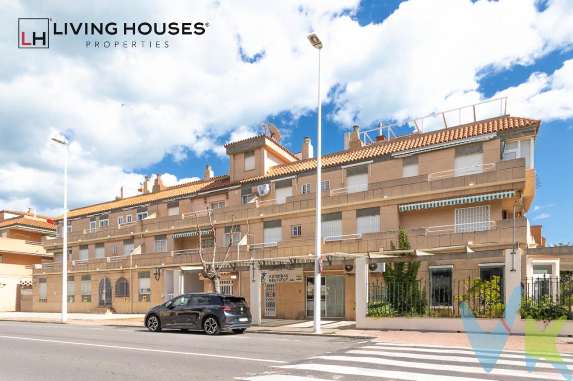  Con una localización envidiable en Oropesa del Mar-Orpesa, específicamente en la codiciada zona de Playa Morro de Gos, este piso representa una oportunidad única para quienes buscan confort y conveniencia cerca del mar. Esta propiedad en venta combina elementos esenciales para una vida relajada y placentera, ya sea como residencia permanente o como un refugio vacacional.Ubicada en la segunda planta de un edificio que data de 1990, esta vivienda ofrece tanto tranquilidad como accesibilidad. Al entrar, el diseño bien distribuido de los 55 metros cuadrados útiles da la bienvenida de inmediato. Con espacios que maximizan cada rincón, el piso cuenta con dos habitaciones bien iluminadas, ideales para descansar tras un día en la playa. Además, se incluye un aseo cómodo y funcional que atiende las necesidades diarias de una familia pequeña o pareja.La presencia de un balcón lateral, acristalado, es una de sus características destacadas, permitiendo momentos de relajación al aire libre sin salir de casa. Desde aquí se puede disfrutar de un café matutino mientras se contempla el paisaje arborizado típico del área, además tiene también para disfrutar otra gran terraza, de orientación Oeste, para seguir disfrutando del tiempo libre. En términos de confort, el inmueble viene completamente amueblado y equipado con electrodomésticos modernos, lo que facilita el proceso de mudanza y asentamiento.La edificación donde se encuentra este piso no solo proporciona un ambiente seguro, sino que además está dotada de un ascensor que facilita el acceso al departamento, especialmente cuando se transportan compras o equipaje tras una jornada de exploración local. Adicionalmente, uno de los beneficios clave es la inclusión de un garaje privado, una característica esencial para aquellos que desean tener su vehículo protegido y a mano.Otro atractivo importante es el trastero disponible, un espacio extra que garantiza el almacenamiento ordenado y eficiente de pertenencias estacionales o equipos de ocio. La joya de este edificio es, sin duda, su piscina comunitaria, perfecta para sumergirse y refrescarse durante el caluroso verano sin necesidad de desplazarse a la playa, aunque esta se encuentra a solo unos minutos a pie.La proximidad a medios de transporte es otro plus significativo. Con acceso cercano tanto a trenes como a buses, la conectividad con áreas circundantes y ciudades vecinas es excelente, facilitando tanto los desplazamientos diarios como las escapadas ocasionales.El entorno que rodea al inmueble es de lo más atractivo, ofreciendo una riqueza en actividades al aire libre y gastronomía local que hará de cada fin de semana un deleite. Playa Morro de Gos es una zona que conjuga la belleza natural con la hospitalidad del Mediterráneo, proporcionándole no solo a usted, sino también a sus seres queridos, un rincón especial para crear memorias inolvidables.En resumen, este piso es una elección excepcional para quienes desean un hogar que ofrezca tanto comodidad actual como valor a futuro. La combinación de elementos como la ubicación envidiable, servicios completos, y características destacadas hacen de esta propiedad una inversión indiscutiblemente valiosa. Se invita cordialmente a concertar una visita para experimentar de primera mano todo lo que esta propiedad tiene para ofrecer. Con cada detalle cuidadosamente pensado, seguramente este piso superará sus expectativas. 