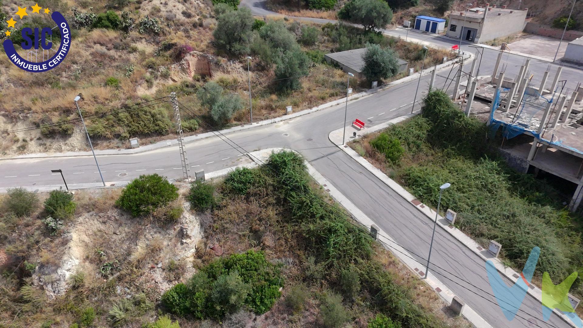 ¿Buscas el lugar perfecto para construir la casa de tus sueños o desarrollar tu próximo proyecto?. Te presentamos esta fantástica parcela urbana de 405 metros cuadrados ubicada en la encantadora localidad de Ribesalbes, en un entorno tranquilo, natural y con excelentes vistas. La gran ventaja de este terreno es su viabilidad inmediata y su comodidad: cuenta con la urbanización completamente terminada a pie de parcela. Características y servicios a pie de parcela:. Aceras perfectamente pavimentadas y alumbrado público en funcionamiento. Posibilidad de conexión a la red de alcantarillado general, agua potable y luz. VENTA:. PVP 80.000€. Gastos e impuestos no incluidos en el precio. La compra conlleva impuestos y gastos de formalización para el comprador. A título orientativo se informa que en segundas transmisiones el ITP con carácter general en Valencia es del 9%, pudiendo existir otros tipos impositivos atendiendo a las circunstancias personales del comprador u otras circunstancias previstas legalmente. Base imponible del impuesto el mayor valor entre el precio de compraventa, la tasación o el valor de referencia catastral. En cuanto a los gastos de notaría y registro, en su caso, suelen oscilar aprox. entre 1,5% y 2,5% (aranceles variables según precio, n.º de copias y complejidad). El comprador elige notario. Si el comprador precisase de hipoteca: tasación, condiciones y costes bancarios serán según entidad elegida por el comprador, así como los gastos de gestoría, y cualesquiera otros gastos inherentes a la formalización de la compraventa que legalmente correspondan a la parte compradora, salvo pacto expreso en contrario con el vendedor. El consumidor tiene, conforme a la normativa vigente, a su disposición información y documentación adicional relativa al inmueble y condiciones de la compraventa, que podrá ser consultada en C/Joaquín Costa 4, bajo 46005 Valencia o urbe2@remax.es. Honorarios de mediación inmobiliaria a cargo del COMPRADOR: (3.000€ del precio final de venta más IVA (21%), salvo otro pacto.); y de VENDEDOR (según acuerdo con el mismo). Se informa al consumidor que la agencia actúa como intermediaria inmobiliaria en la operación, estando cualquier eventual compraventa y sus condiciones sujeta a la aceptación expresa del propietario-vendedor y a la posterior formalización del correspondiente contrato.