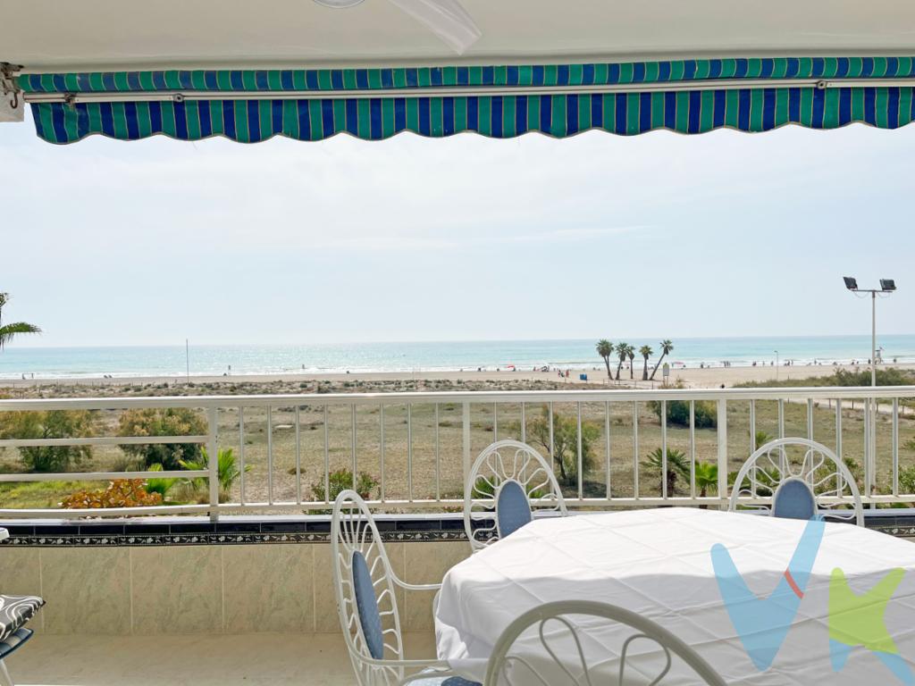 Presentamos una magnífica oportunidad para adquirir un hermoso piso en el encantador municipio de Canet d\'En Berenguer. Este inmueble, situado en un entorno privilegiado y tranquilo, ofrece no solo la comodidad y funcionalidad que busca, sino también unas vistas espectaculares al mar que lo convertirán en el hogar de sus sueños.Ubicado en la planta 2 de un edificio bien conservado, construido en 1974, este piso ha sido diseñado para maximizar cada uno de sus 62 metros útiles, brindando una sensación de amplitud y luminosidad en todas sus estancias. Con un total de 71 metros construidos, cada rincón ha sido pensado para ofrecer confort y estilo, haciendo de este espacio un lugar acogedor y práctico para la vida diaria.Al ingresar a la vivienda, es recibido por un acogedor recibidor que da paso a un salón-comedor bien distribuido, perfecto para momentos de reunión y descanso. La luz natural se cuela a raudales por las ventanas, permitiéndole disfrutar de impresionantes vistas al mar, un escenario que se convierte en el protagonista de la estancia. La cocina independiente, optimiza cada espacio con soluciones inteligentes para el almacenaje y la preparación de alimentos.Contando con tres cómodas habitaciones, el piso se adapta tanto a familias que deseen vivir en un lugar tranquilo cerca de la playa, como a quienes buscan un segundo hogar para el verano. Cada habitación ha sido diseñada para ofrecer un refugio personal, con espacio suficiente para crear ambientes personalizados. El baño, funcional y moderno, completa el confort esencial de la vivienda.La ubicación del inmueble en Canet d\'En Berenguer es ideal. Este municipio es conocido por su calidad de vida, gracias a sus amplias playas de arena fina y su ambiente familiar. La proximidad del inmueble a todos los servicios esenciales facilita el día a día, pudiendo acceder a supermercados, colegios, centros de salud y opciones de ocio con total comodidad. Además, disfrutar de paseos por el paseo marítimo y actividades al aire libre es un privilegio al alcance de su mano.El edificio, que ha sido mantenido y cuidado a lo largo de los años, se integra perfectamente en el entorno, ofreciendo una comunidad tranquila y amable. La posibilidad de disfrutar de vistas al mar desde su propio hogar es un lujo que no muchos pueden ofrecer. Estos detalles se combinan para hacer de este piso una inversión segura y prometedora tanto para aquellos que buscan una residencia habitual como para quienes desean una propiedad vacacional de gran atractivo.Invitamos cordialmente a visitar este impresionante piso para experimentar de primera mano todo lo que ofrece. La combinación de ubicación, vistas, distribución y entorno es difícil de encontrar, y esta propiedad cumple con creces todas las expectativas. No pierda la oportunidad de convertir este piso en su hogar ideal o en su refugio vacacional. Contáctenos para concertar una visita y permita que esta perla de Canet d\'En Berenguer le conquiste con su encanto y potencial. OBSERVACIONES:  En nuestra agencia contamos con el distintivo de Agentes de Intermediación Inmobiliaria de la Comunitat Valenciana (Número de registro RAICV 1394) y cumplimos con todos los requisitos que debe tener un profesional del sector inmobiliario.Por mandato expreso del propietario, comercializamos este inmueble en exclusiva, lo que le garantiza el acceso a toda la información, a un servicio de calidad, un trato fácil, sencillo y sin interferencias de terceros. Si usted es agente inmobiliario y tiene un cliente para este inmueble, llámenos estaremos encantados de colaborar.El precio indicado no incluye gastos ni otros conceptos. A tal efecto, se informa que al referido precio habrá que añadirle los gastos propios de la transmisión inmobiliaria, entre los que cabe enumerar los siguientes: honorarios notariales, impuesto al que se encuentre sujeta la transmisión (Impuesto sobre el Valor Añadido o Impuesto sobre Transmisiones Patrimoniales y Actos Jurídicos Documentados, según el caso), gastos de inscripción en el Registro de la Propiedad y honorarios de intermediación de la agencia inmobiliaria.¿Qué te ofrecemos en nuestra agencia?  - Honestidad y transparencia- Agilizamos y hacemos más cómodo el proceso.  - ¡Nos ocupamos de todo! Cero preocupaciones.  - Recibe apoyo legal y fiscal durante todo el proceso.  - Experto inmobiliario 100% a tu lado.  - Asistencia post venta ¡Seguimos a tu lado!  Si deseas saber más, no dudes en ponerte en contacto con nosotros.