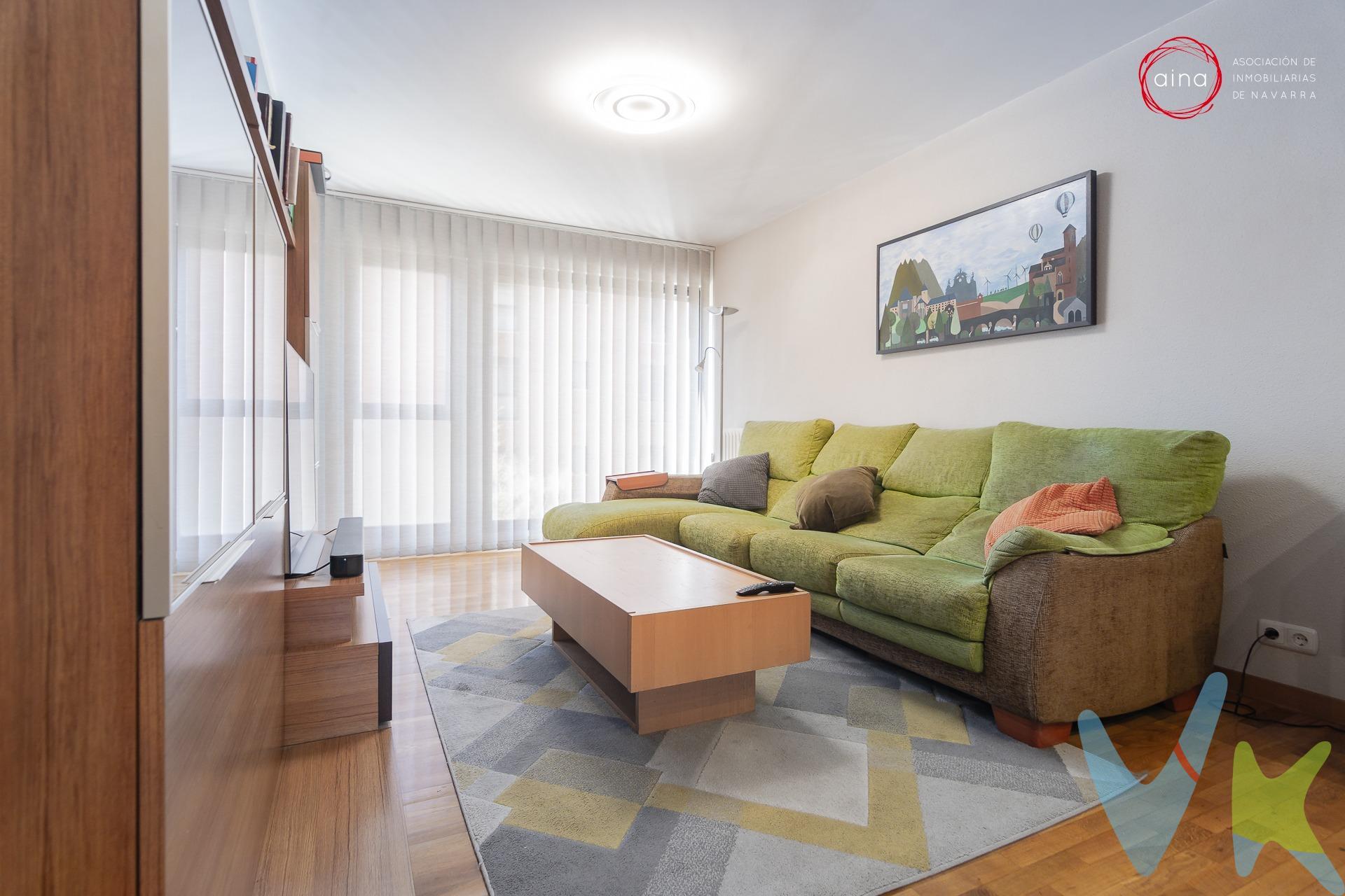 Te presentamos esta luminosa vivienda situada en pleno centro de Nuevo Artica, junto al parque de Los Aromas, uno de los barrios más cotizados y con mayor calidad de vida de la zona. Ubicada justo en la plaza principal, disfrutarás de la comodidad de tener cafeterías, tiendas y comercio local a pie de calle, en un entorno tranquilo y familiar. La vivienda, en estado perfecto, cuenta con tres amplios dormitorios, dos baños completos, un salón espacioso y muy luminoso, además de plaza de garaje y trastero incluidos. Dispone también de un tendedero cerrado donde se ubica la zona de lavandería, pensado para ofrecer la máxima funcionalidad sin renunciar al confort. Nuevo Artica es un barrio joven y moderno, con edificaciones recientes y excelentes comunicaciones con el centro de Pamplona, tanto en transporte público (Villavesas) como a pie. Además, cuenta con numerosas rutas verdes, parques y zonas peatonales, perfectas para disfrutar al aire libre. Un entorno residencial, tranquilo y seguro, que conserva el encanto de un pequeño pueblo, pero con todas las comodidades de la vida urbana. ✨ Si buscas una vivienda lista para entrar a vivir, luminosa y con todas las ventajas de un barrio joven y bien conectado, esta es tu oportunidad.