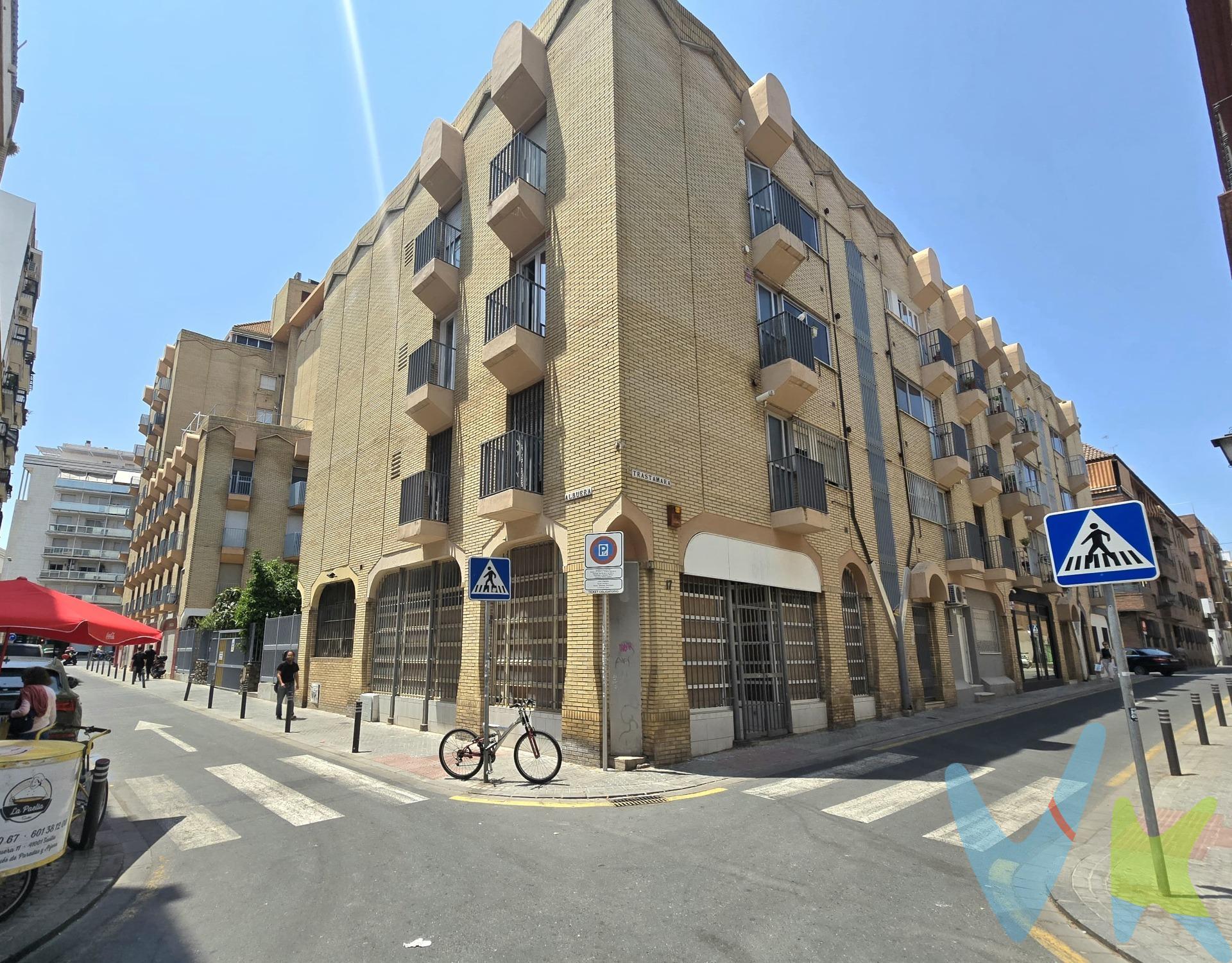 Presentamos este exclusivo Loft en la Calle Trastámara, una de las calles más cotizadas del centro de Sevilla. Se encuentra en  planta baja con acceso independiente directo desde la calle, ofreciendo privacidad y comodidad. Recién reformado con una amplia estancia, office y baño. El espacio permite modificaciones para añadir una habitación, aumentando el valor y funcionalidad del inmueble. Se entrega pintado. . Magnífica oportunidad de inversión dada la altísima demanda de alquiler en la zona o para vivir en pleno centro histórico  de Sevilla. . Se puede alquilar fácilmente por 750€/800€ mensuales. A un minuto andando del centro comercial Plaza de Armas y a 5 de la estación de autobuses, está rodeado de todo tipo de servicios, centros médicos, transporte público, centros comerciales, tiendas, zona de ocio y restauración. ¡Oportunidad única en Sevilla!. Contáctenos hoy mismo y descubra por qué esta propiedad es una inversión ideal en calidad, espacio y precio. . Informamos a nuestros clientes que el precio de venta no incluye lo siguiente: Honorarios de la agencia inmobiliaria, Impuestos (I.T.P., I.V.A. o A.J.D., en su caso) ni otros gastos de la compraventa (gastos de Registro de la Propiedad, Notaría, Gestoría ni de posible Financiación). Documento F.I.S. a disposición del consumidor según Decreto 218/2005 Junta de Andalucía. 