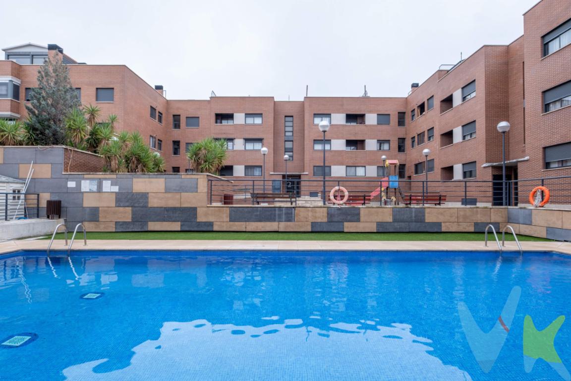 Si eres inversor, sabes que el activo más valioso no es solo el ladrillo, sino el tiempo. Te presentamos una oportunidad de inversión directa en la calle Santa Isabel de Aragón (Cadrete). Una vivienda que ya está generando ingresos, en una urbanización privada con piscina y con un contrato de alquiler sólido. Aquí no hay periodos de carencia, ni búsqueda de inquilinos, ni puesta a punto. Compras hoy y cobras este mismo mes. Los números y datos clave de la operación:. * Renta mensual: 660 €/mes. * Inicio de contrato: 01/06/2022 (inquilino con trayectoria y al corriente de pago). * Sin derecho de adquisición preferente: El inquilino ha renunciado contractualmente a este derecho, lo que agiliza y simplifica la compraventa para ti. * Estado de la visita: Por respeto a la privacidad del inquilino y las condiciones de la venta, la vivienda no se puede visitar. (Ideal para inversores acostumbrados a comprar por rentabilidad y ubicación). Características del activo (Valor patrimonial): Es una vivienda completa y atractiva para el mercado de alquiler, lo que garantiza su valor a largo plazo:. * 3 Dormitorios y 2 baños: La tipología más demandada por familias. * Espacios exteriores: Un balcón de 4 m² y una amplia galería-tendedero de casi 10 m². * Urbanización privada: Con piscina comunitaria, un extra que asegura que la vivienda sea siempre deseada en la zona. ¿Por qué invertir aquí?. * Ingresos inmediatos: Cobras desde el día de la firma. * Gestión simplificada: Al estar alquilada desde 2022, el activo ya está "testado" y funcionando. * Ubicación estratégica: Cadrete es una zona en constante crecimiento, ideal para quienes buscan tranquilidad cerca de Zaragoza pero con servicios de calidad. * Esta operación es para inversores que buscan seguridad y flujo de caja inmediato, sin complicaciones operativas. ¿Hablamos de los detalles técnicos?. Disponemos de toda la información necesaria para que realices tu análisis de rentabilidad. Contacta ahora para solicitar más información y dar el siguiente paso en tu cartera de inversión. _______________________________________________________________________________. ℹ️ El precio de venta no incluye los honorarios de agencia por el servicio de gestión, asesoramiento y formalización del proceso de compra, que serán asumidos por el comprador. La reserva del inmueble solo se producirá tras la aceptación expresa de una propuesta por parte del vendedor. El precio publicado no incluye impuestos ni gastos derivados de la compraventa e inscripción.