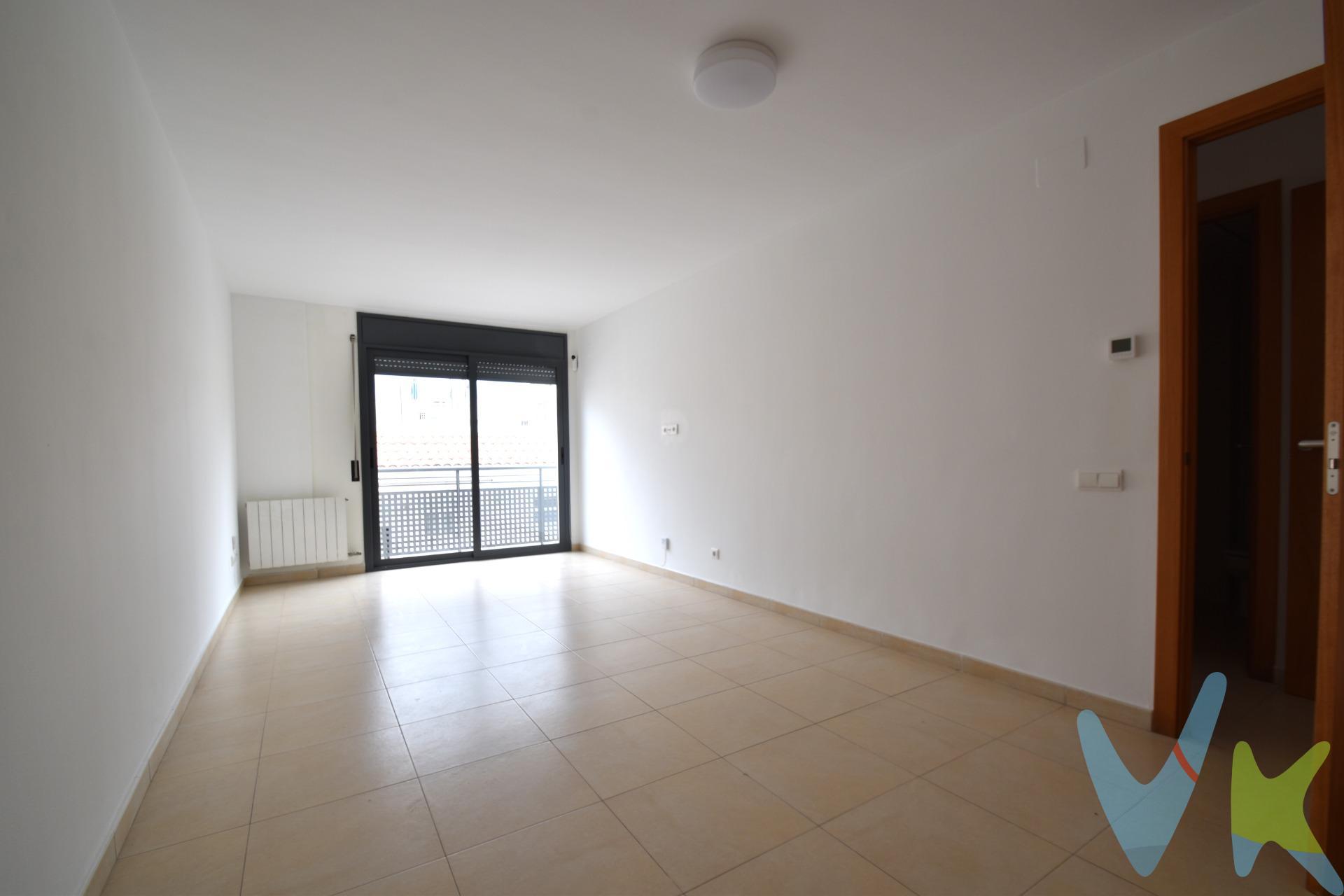 ¿Buscas comodidad y luminosidad? Este fantástico primer piso de 50 m² útiles, finca con ascensor, está en un estado impecable, completamente listo para que traigas tus maletas y empieces a disfrutarlo desde el primer día. La vivienda destaca por una distribución inteligente, espacios perfectamente optimizados que se aprovechan al máximo eficiéntemente. En la zona de dia encontrarás un acogedor salón-comedor con vistas a la calle y balcón ideal para relajarse, Cocina independiente totalmente funcional. En la zona de noche, sus dos confortables dormitorios te asegurarán un preciado descanso, uno de ellos con armario empotrado. El baño es moderno, completo y equipado con un cómodo plato de ducha. Calefacción de gas natural en todas las estancias para un máximo confort en invierno. Estado impecable, listo para entrar a vivir de inmediato. Situado en una zona tranquila, pero con la gran ventaja de estar a un paso de todos los servicios esenciales (comercios, transporte, colegios y zonas de ocio). Ubicado en un entorno dinámico, cómodo y muy familiar. Les Roquetes destaca por ofrecer una excelente calidad de vida con todo a mano. Además, cuenta con una conexión inmejorable: a solo 5 minutos en coche de las playas de Vilanova i la Geltrú y Sitges, y con rápido acceso a la C-32 para plantar en Barcelona en apenas 35 minutos. ¿Coordinamos una visita? Envíanos un mensaje directo antes de que se reserve. Cédula habitabilidad CHB04548625001. Certificado Energético: Referencia 4WS57568S Consumo de energia E 132 Kwh/m² año Emisiones E 27 Kg CO2/m² año. El precio no incluye impuestos (ITP, IVA y AJD), ni los gastos de notario ni los de registro.