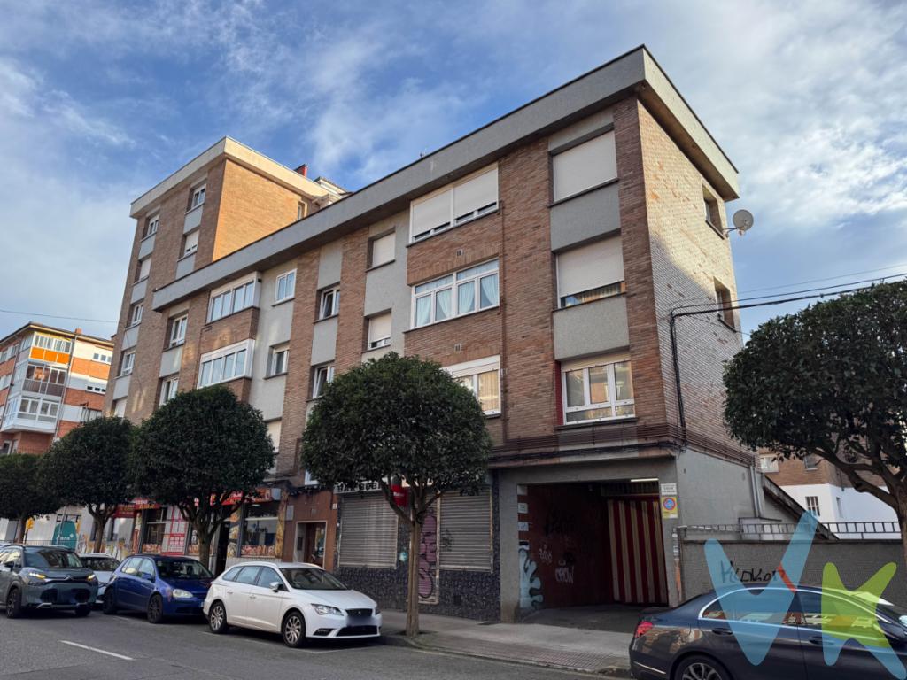 Si buscas una oportunidad en uno de los barrio más demandados de la ciudad, ¡este es tu anuncio!Os presentamos esta vivienda lista para entrar a vivir en la calle Feijoo, en el corazón del barrio de El Coto, una zona consolidada y muy demandada de Gijón. Se trata de una primera planta sin ascensor y, actualmente, se encuentra arrendada, lo que puede resultar especialmente interesante tanto para quien busque inversión como para quien esté planificando una compra a medio plazo.La distribución es uno de sus grandes puntos fuertes: cuenta con un salón exterior en esquina, con mucha presencia y luz, además de una cocina muy amplia también a la calle, al igual que el dormitorio principal, todos ellos con orientación exterior y sensación de amplitud. La vivienda completa su zona de descanso con dos dormitorios que dan a un patio muy luminoso, ideales como habitaciones infantiles, despacho o cuarto de invitados.En cuanto a comodidad, dispone de baño completo y aseo, ambos con ventana, un detalle cada vez menos habitual y muy valorado por la ventilación natural.La vivienda fue reformada en su día, por lo que se encuentra lista para entrar a vivir, sin necesidad de grandes inversiones iniciales.Gijón sigue consolidándose como una ciudad en crecimiento, con una demanda residencial estable y un mercado dinámico. Por ubicación, metros y distribución con estancias principales exteriores, cocina grande, doble servicio y ventilación natural estamos ante una propiedad con características difíciles de encontrar, lo que la convierte en una oportunidad muy interesante en uno de los barrios con mayor tirón de la ciudad.No lo dudes más y llámanos, estaremos encantados de acompañarte a conocer tu futuro hogar.Se informa a los interesados que el precio de venta indicado no comprende, el Impuesto de Transmisiones Patrimoniales (ITP) los gastos asociados a la compraventa (notaría, registro de la propiedad y otros) ni los honorarios de la agencia inmobiliaria a cargo del comprador.