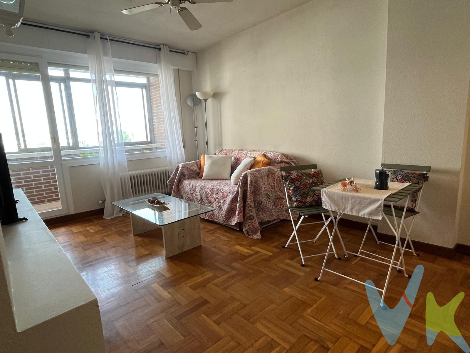 Acogedor apartamento en el Lago de Barañain, cuenta con un salón luminoso con cocina americana, perfecta para disfrutar de un espacio abierto y moderno. Desde el salón, podrás acceder al balcón, ideal para relajarte y aprovechar las vistas y la luz natural. El dormitorio es muy cómodo, tiene vistas a la plaza, por lo tanto, es perfecta para descansar, el baño está equipado con bañera.   La vivienda dispone de dos armarios empotrados que ofrecen amplio espacio de almacenamiento. . En el precio incluye una plaza de garaje en el mismo edificio, lo que te ofrece comodidad y seguridad sin tener que preocuparte por buscar aparcamiento. Es una excelente opción si buscas un piso funcional, bien equipado y con todo lo necesario para vivir cómodamente.