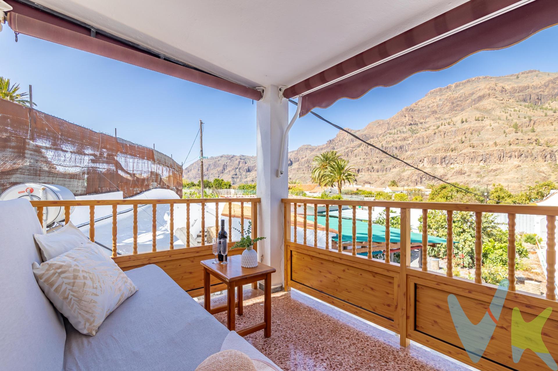 Casa Rural con Apartamento para Invitados y con 11hrs de agua incluidas para el riego en Fataga. ¿Te imaginas despertar cada mañana rodeado de naturaleza, con el aire limpio de la montaña y el silencio como compañero? Esta propiedad en Fataga es mucho más que una casa: es la oportunidad de reconectar con lo esencial, de vivir al ritmo de la tierra y bajo el sol canario. Ubicada en una zona tranquila y pintoresca del sur de Gran Canaria, esta finca ofrece un conjunto completo: una vivienda principal, un apartamento independiente para invitados y una extensa parcela cultivada, ideal para quienes sueñan con autosuficiencia, desconexión o un proyecto de vida alternativo. Agua de riego: uno de los mayores privilegios de esta propiedad es su derecho a 11horas de agua de riego. Este recurso tan valorado garantiza el cuidado de tu huerta, árboles frutales y jardín durante todo el año. Una ventaja real para los amantes del cultivo, la jardinería o simplemente para quien valora la sostenibilidad en su hogar. La casa principal: amplitud y luz natural. Desde una escalera exterior accedes a la terraza que da entrada a la vivienda. Dentro, te recibe un salón amplio con cocina abierta y comedor integrado, lleno de luz natural. Cuenta con tres dormitorios dobles, uno individual y un baño completo. En la parte trasera, un patio cubierto ofrece un espacio íntimo para relajarte en la sombra. Apartamento para invitados: funcional y versátil. Junto a la casa principal se encuentra un edificio de una sola planta originalmente usado como almacén, ahora transformado en un cómodo apartamento. Incluye un dormitorio, cocina independiente, salón espacioso y una habitación adicional perfecta como oficina, trastero o dormitorio extra. Espacios exteriores con carácter. El entorno de la finca está lleno de rincones con encanto: un rincón para desayunar junto a un muro de piedra natural, una veranda con zona de estar rústica, y una barbacoa lista para reuniones con amigos o familia. Todo rodeado de un paisaje rural auténtico que invita a desconectar. Más comodidades:. •Aire acondicionado con bomba de calor. •Agua caliente por energía solar. •4 plazas de aparcamiento dentro de la finca. •2 trasteros adicionales. •Se vende amueblada (salvo herramientas, electrodomésticos y objetos personales, negociables). La finca está repleta de árboles frutales y cultivos: naranjos, limoneros, higos, aguacates, guayabas, moras, ciruelos, olivos, nísperos… además de una huerta activa con berenjenas, pimientos, hierbas aromáticas y más. Todo gracias al agua de riego que da vida a cada rincón verde. Fataga pertenece al municipio de San Bartolomé de Tirajana, y aunque se siente como un refugio natural, está a solo 30 minutos de las playas, el mar y la oferta turística de Maspalomas, Playa del Inglés o Meloneras. Tu refugio en la montaña te espera: una vida más sencilla, fértil y en calma empieza aquí. Contáctanos para más información o una visita. Precio de Venta al Público (PVP) – No incluye gastos. Impuestos y demás gastos legalmente correspondan al comprador. Inmueble sujeto a ITP del 6,5% con carácter general; existen excepciones según normativa aplicable. Base imponible el mayor valor entre: 1) precio de venta: 2) tasación; 3) valor referencia catastral. Gastos Notaria y Registro entre 0,3% - 0,8% aprox. según aranceles. Financiación: gastos de hipoteca, tasación y gastos bancarios a cargo del comprador y según su necesidad y elección.  Honorarios inmobiliaria a cargo del vendedor.  Operación y condiciones de compraventa sujeta a aceptación expresa del vendedor. Para acceder a información y documentación legalmente exigible por el consumidor puede contactarnos. Anuncio sujeto a errores, cambios de precio, omisión y/o retirada del mercado sin aviso previo.