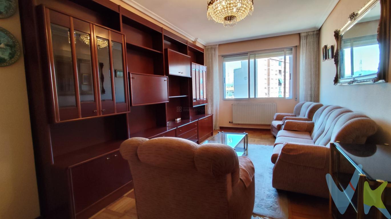 Piso de 3 dormitorios y dos baños para entrar a vivir con trastero en calle Marques de Murrieta Logroño. Ascensor. Orientación norte-sur-este. Calefacción central con contador individual. Suelos de parquet y gres. Carpintería exterior de aluminio con climalit e interior de madera. Exterior. Todos los servicios en el entorno.