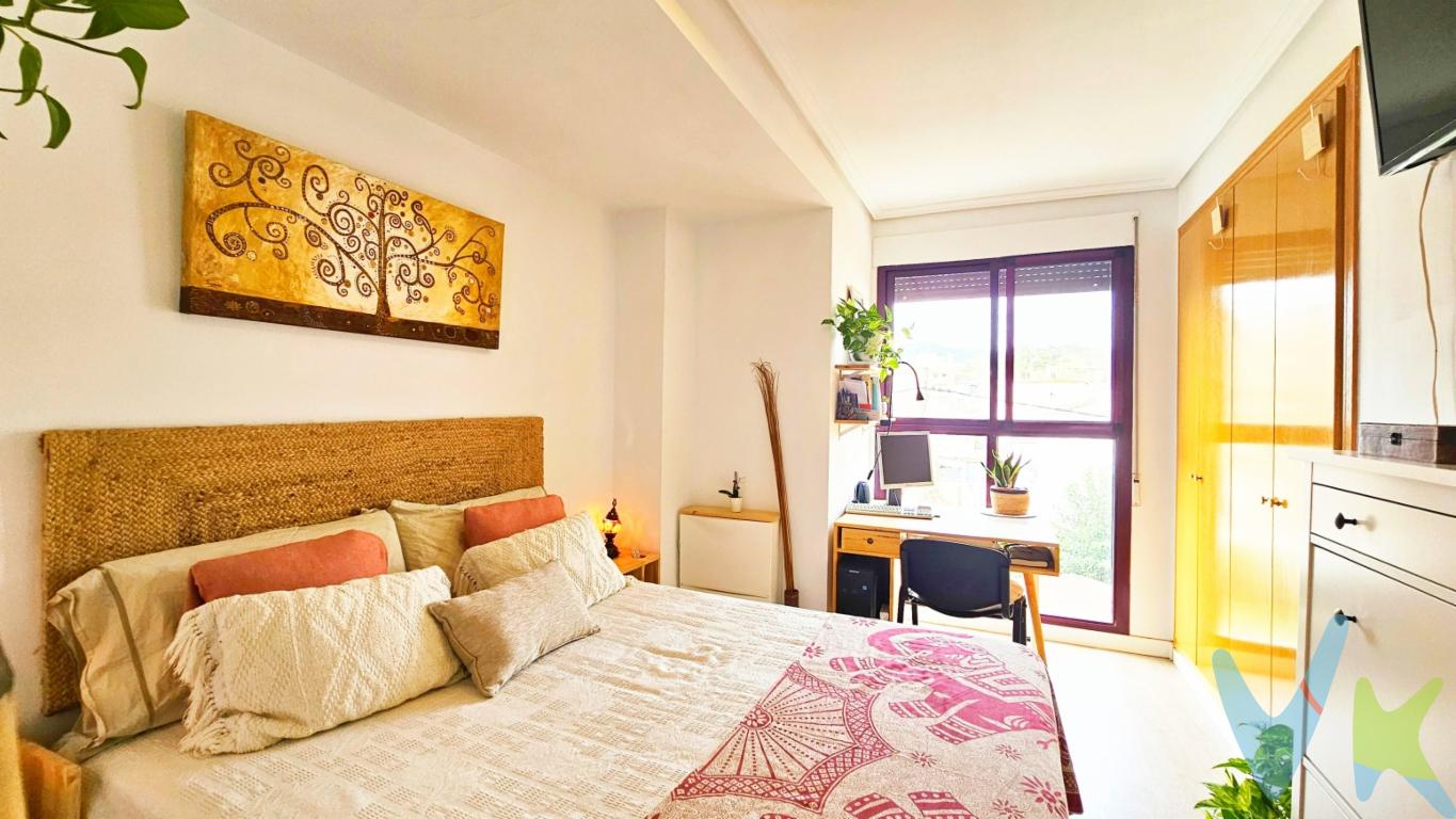  ¡Bienvenido a tu nuevo hogar en Riba-roja de Túria! Te presentamos un magnífico piso en venta, situado en una ubicación envidiable que te ofrece una vida cómoda y conectada. Este espacioso inmueble se encuentra en la segunda planta de un edificio construido en 2004, con una estructura moderna y todas las comodidades que necesitas para disfrutar de un estilo de vida de calidad.Este piso cuenta con una superficie construida de 95 metros cuadrados, de los cuales 82 metros son útiles, perfectamente distribuidos para ofrecerte el máximo confort. Al ingresar, te recibirán espacios bien iluminados gracias a una distribución que optimiza la entrada de luz natural. La sala de estar es amplia y abierta, perfecta para crear un ambiente acogedor donde podrás relajarte al llegar a casa o recibir a tus invitados.Dispone de tres habitaciones, cada una pensada para ofrecerte un espacio privado y tranquilo. El diseño interior de las habitaciones permite personalizarlas según tus necesidades y preferencias. Podrás destinarlas como dormitorios, oficinas en casa o ese espacio que siempre has deseado para tus hobbies.La cocina se presenta como un área funcional y moderna, equipada con todo lo necesario para que disfrutes preparando tus platos favoritos. Amplios armarios te permitirán organizar todos tus utensilios y víveres de manera eficiente con acceso directo a una amplia galería. Su diseño facilita la interacción con la sala de estar, haciendo de esta una zona perfecta para compartir momentos en familia.Además, este encantador piso te ofrece el lujo de disfrutar de un balcón, donde podrás tomar el aire fresco y disfrutar de momentos de tranquilidad. Aquí, tus mañanas comenzarán con la agradable brisa y tus tardes serán testigos de relajantes puestas de sol.Una de las ventajas significativas de esta propiedad es el acceso a un ascensor, lo cual resulta especialmente conveniente para el traslado diario y para las personas que puedan tener dificultades con las escaleras. A esto se suma la comodidad de contar con una plaza de garaje, asegurando que tu vehículo esté siempre protegido y a salvo.La ubicación de este inmueble es uno de sus mayores atractivos. Se encuentra a escasa distancia de paradas de autobús y estaciones de metro, lo que te garantiza conexiones rápidas y eficientes con el resto de la ciudad y sus alrededores. Esta accesibilidad asegura que siempre puedas moverte con facilidad, ya sea para tu rutina diaria o para explorar todo lo que Riba-roja de Túria tiene para ofrecer.Finalmente, la comunidad vecinal es acogedora y tranquila, lo que convierte a este piso en el lugar ideal para aquellos que buscan un entorno apacible sin renunciar a las comodidades urbanas. La modernidad del edificio, junto con su excelente estado de conservación, son garantías de que estás realizando una inversión segura.No dejes pasar esta oportunidad única de adquirir un piso que lo tiene todo. ¡Te invitamos a visitarlo y descubrir por ti mismo todas sus ventajas y encantos! Tu nuevo hogar en Riba-roja de Túria te está esperando. 