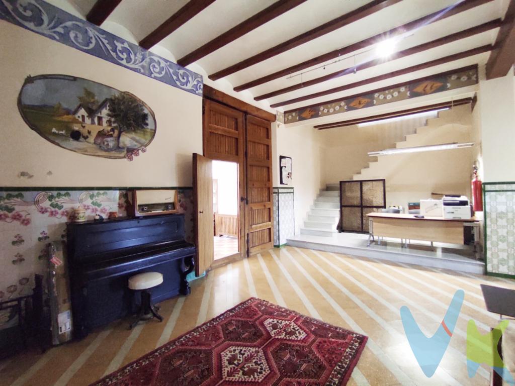  En el encantador barrio de Poble Nou en la vibrante ciudad de Valencia, se presenta esta impresionante casa adosada disponible para la venta. Este espacioso hogar ofrece un estilo de vida incomparable, combinando la tranquilidad de un entorno residencial con la proximidad a todos los servicios y comodidades que Valencia tiene para ofrecer.La propiedad cuenta con una superficie útil de 600 metros cuadrados, distribuidos de manera óptima para maximizar el confort y la funcionalidad. Con un total de 675 metros construidos, esta vivienda destaca por sus generosos espacios, ideales para una vida familiar cómoda y placentera.Al cruzar el umbral de esta magnífica vivienda, uno es recibido por una atmósfera de elegancia y luminosidad. La amplitud de sus seis habitaciones ofrece un sinfín de posibilidades para adaptarse a las necesidades personales y familiares, convirtiendo cada espacio en un refugio de serenidad y calidez. Ya sea que se necesiten dormitorios adicionales, oficinas en casa o salas de recreación, esta propiedad ofrece el espacio necesario para hacer realidad cualquier visión.Situada en una ubicación estratégica, la casa se beneficia de sus completos servicios de infraestructuras, incluyendo sistemas de alcantarillado. Esta característica asegura una calidad de vida excepcional en un entorno sin complicaciones, donde el confort moderno se encuentra con el encanto tradicional de la zona.El diseño arquitectónico de la casa refleja una perfecta armonía entre estilo y funcionalidad. Grandes ventanales permiten que la luz natural inunde los espacios interiores, creando una sensación de amplitud y bienestar que se siente desde el primer instante. Los acabados de alta calidad y la atención a los detalles hablan de una propiedad que ha sido diseñada y mantenida con esmero.Más allá de las puertas de la vivienda, descubrirá un entorno vibrante lleno de vida y cultura. Poble Nou es conocido por sus pintorescos paisajes y su ambiente acogedor, lo que lo convierte en un lugar muy codiciado para vivir. La proximidad a colegios, comercios, restaurantes y parques añade un atractivo significativo a esta ya impresionante propiedad.Las conexiones de transporte público son excelentes, facilitando el acceso al centro de Valencia y otras áreas importantes de la ciudad. Esta excelente ubicación no solo garantiza un rápido desplazamiento, sino también la posibilidad de disfrutar de todo lo que la ciudad tiene para ofrecer a poca distancia.No pierda la oportunidad de visitar esta exclusiva casa adosada en Poble Nou. Esta propiedad representa una rareza en el mercado, combinando espacio, comodidad y ubicación de manera insuperable. Para aquellos que buscan un hogar distinguido que ofrezca una calidad de vida superior en Valencia, esta vivienda es una opción que merece ser explorada.Para concertar una visita o obtener más información, por favor no dude en ponerse en contacto con nosotros. Estamos a su disposición para proporcionarle todos los detalles adicionales que pueda necesitar y para ayudarle a descubrir las posibilidades que esta maravillosa casa tiene para ofrecer. Esta es la oportunidad de su vida para asegurar una propiedad única, donde cada rincón cuenta una historia de elegancia y distinción. 