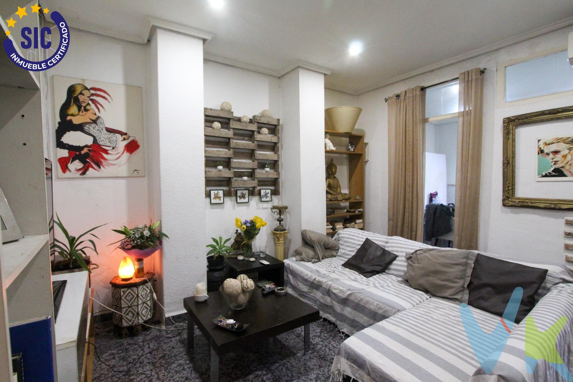 ¡Oportunidad de inversión! Piso alquilado en Ruzafa, Valencia. Descubra este espacioso y luminoso piso en Ruzafa, uno de los barrios más emblemáticos y demandados de Valencia. Con 60 m² construidos, la vivienda se distribuye en dos habitaciones, un acogedor salón-comedor, terraza exterior, cocina independiente y un baño completo. Ubicación inmejorable: a solo 5 minutos a pie del centro de Valencia, con una excelente conexión a transporte público, incluyendo la estación de tren Valencia Joaquín Sorolla. En los alrededores encontrará escuelas, supermercados, bancos, bibliotecas, farmacias, oficinas de correos y centros deportivos, garantizando comodidad y todos los servicios a su alcance. Ideal para inversores, ya que el inmueble se encuentra alquilado. Para más información sobre las condiciones de compraventa y detalles adicionales, consulte con nuestro Agente Comercial. Actualmente la propiedad tiene un contrato de alquiler vigente hasta el 31/12/2027, por un valor de 477€ al mes. La descripción del presente inmueble e imágenes tienen mero carácter informativo y en ningún caso carácter contractual, pudiendo ser modificados por la inmobiliaria comercializadora sin que ello implique responsabilidad alguna frente a terceros. En el precio de venta a público, esta propiedad NO incluye los gastos de adquisición (Notario, registro, gestión, honorarios, etc…). 