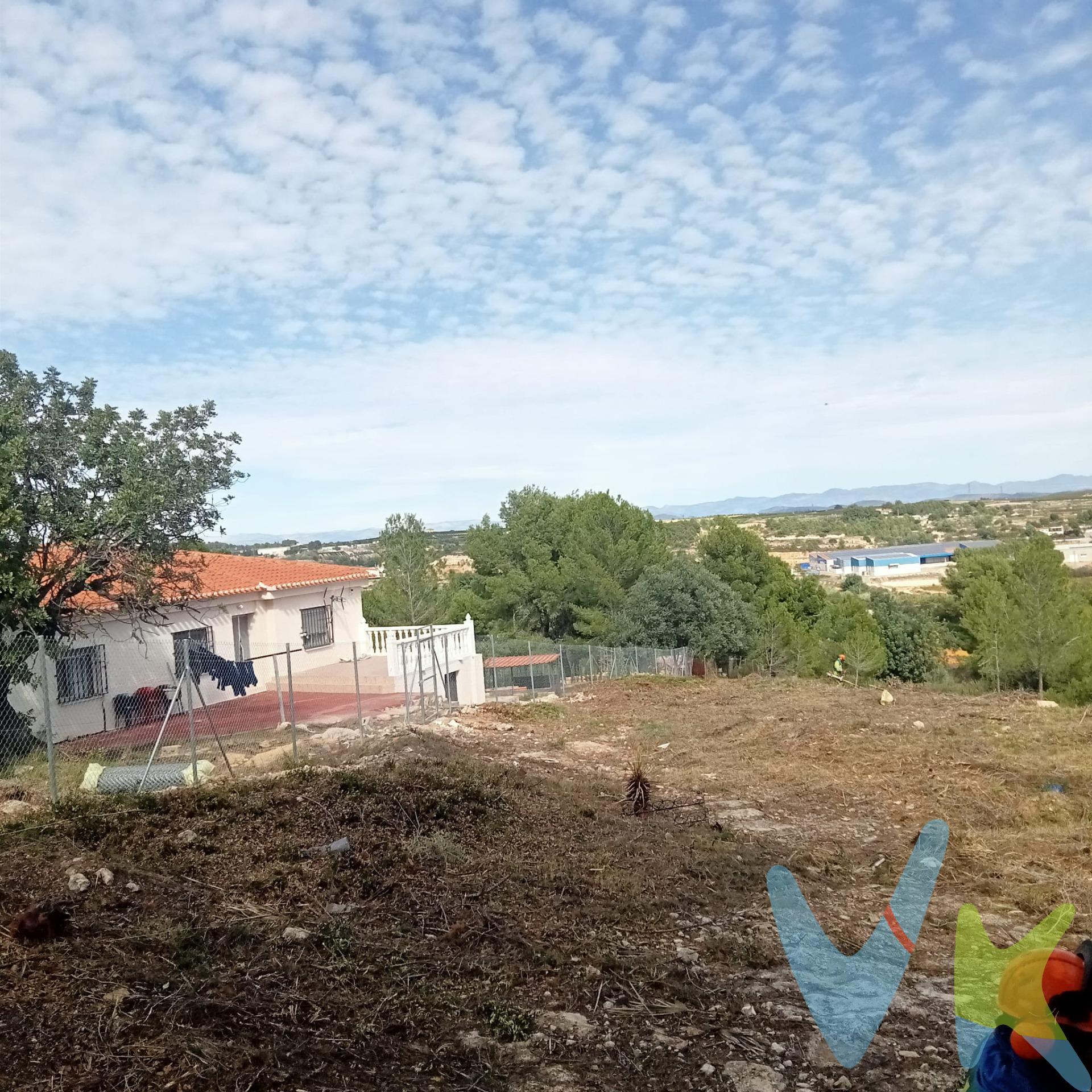 Venta de Terreno de 9.098 m² en Godelleta, Valencia. Oportunidad única de adquirir un amplio terreno de 9.098 m² en la tranquila y pintoresca localidad de Godelleta, en Valencia. Con una distribución versátil entre uso agrario y urbano y dividido en cinco referencias catastrales. Este terreno ofrece infinitas posibilidades para inversores, agricultores lo que lo hace ideal para múltiples proyectos. Distribución del Terreno:.  4.788 m² destinados a uso agrario, ideales para cultivos, huertos, viñedos o cualquier actividad agrícola sostenible.  4.310 m² de uso urbano, no está urbanizado. Pendiente de desarrollar, por lo que no es apto para edificar hasta que se efectúen las obras de urbanización. Características Destacadas:.  Cinco referencias catastrales, que facilitan la gestión de proyectos independientes o combinados según necesidades.  Ubicación estratégica: a solo 25 minutos de Valencia capital, con acceso rápido a carreteras principales y servicios urbanos.  Entorno natural y tranquilo: un lugar ideal para disfrutar de la paz del campo sin renunciar a la cercanía de la ciudad.  Versatilidad de usos: perfecto tanto para actividades agrícolas como para desarrollos mixtos.  4.310 m² de suelo urbano pendiente de desarrollar, por lo que no es apto para edificar hasta que se efectúen las obras de urbanización. Ideal para inversiones a medio/largo plazo. Ventajas Adicionales:.  Amplias posibilidades para personalizar y adaptar el terreno a tus necesidades.  Zona con clima mediterráneo y gran calidad de vida, ideal para proyectos sostenibles. Contáctanos hoy mismo para más información, conocer detalles de las referencias catastrales o concertar una visita al terreno. VENTA:. PVP 24.900€.  Gastos e impuestos no incluidos en el precio. La compra conlleva impuestos y gastos de formalización para el comprador. A título orientativo se informa que en segundas transmisiones el  ITP  con carácter general en  Valencia  es del  10%, pudiendo existir otros tipos impositivos atendiendo a  las circunstancias  personales del comprador u otras circunstancias previstas legalmente. Base imponible del impuesto el mayor valor entre el precio de compraventa, la tasación o el valor de referencia catastral. En cuanto a los gastos de  notaría y registro, en su caso,  suelen oscilar aprox; entre 1,5% y 2,5% (aranceles variables según precio, n.º de copias y complejidad). El comprador elige notario. Si el comprador precisase de  hipoteca: tasación, condiciones y costes bancarios serán según entidad elegida por el comprador, así como los gastos de gestoría, y cualesquiera otros gastos inherentes a la formalización de la compraventa que legalmente correspondan a la parte compradora, salvo pacto expreso en contrario con el vendedor. El consumidor tiene,  conforme a la normativa vigente, a su disposición información y documentación adicional relativa al inmueble y condiciones de la compraventa, que podrá ser consultada en C/Joaquín Costa 4, bajo 46005 Valencia o urbe2@remax.es. Honorarios de mediación inmobiliaria a cargo del  COMPRADOR: (3000€ del precio final de venta más IVA (21%), salvo otro pacto.); y  de VENDEDOR (según acuerdo con el mismo). . Se informa al consumidor que la agencia actúa como intermediaria inmobiliaria en la operación, estando cualquier eventual compraventa y sus condiciones sujeta a la aceptación expresa del propietario-vendedor y a la posterior formalización del correspondiente contrato.