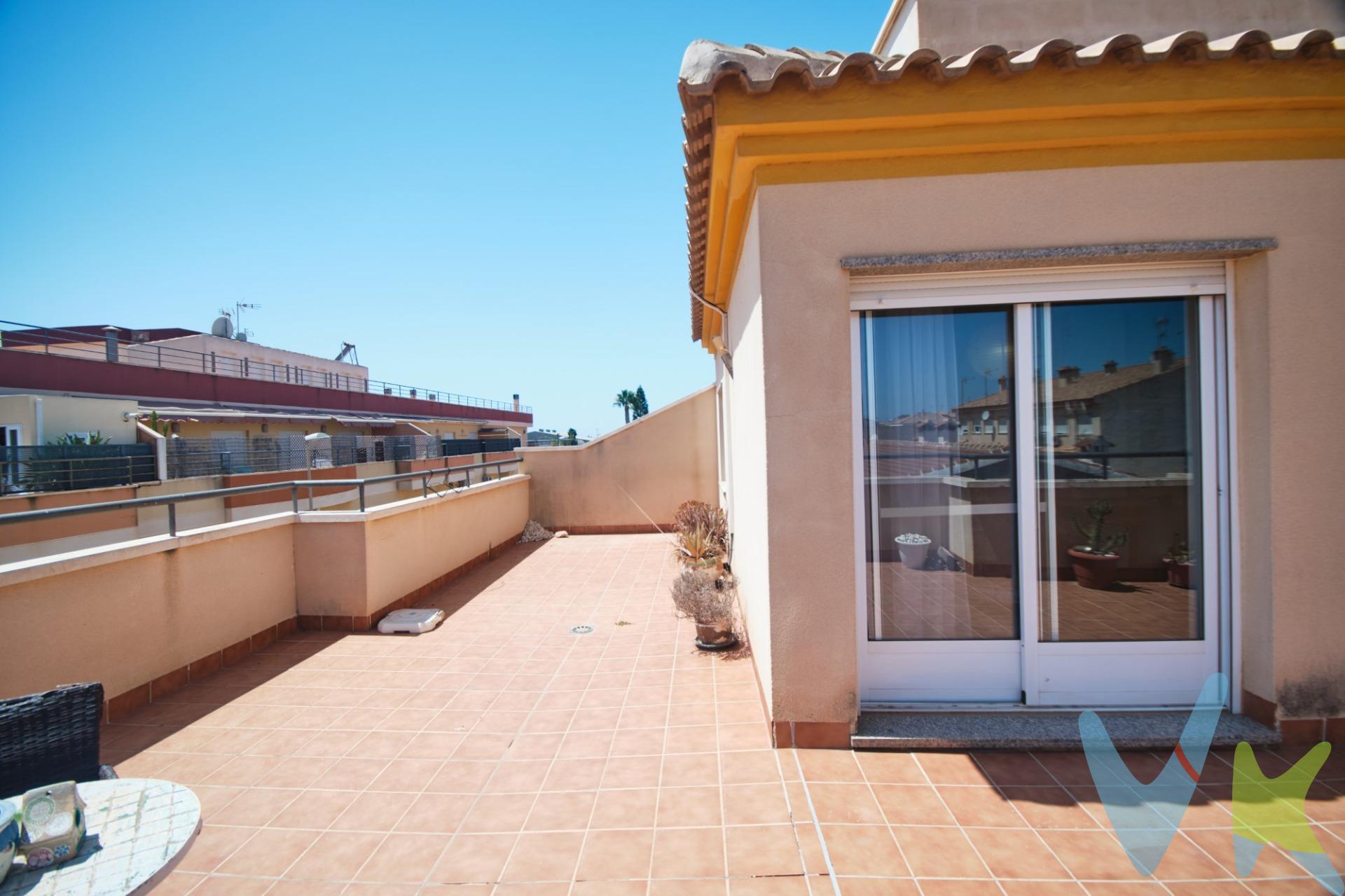 ¡Se vende luminoso ático de 2 dormitorios con espectacular terraza en Pilar de la Horadada!. Si buscas una vivienda cómoda, luminosa y con un gran espacio exterior para disfrutar del aire libre, esta es tu oportunidad. La vivienda se distribuye en un salón-comedor amplio y muy luminoso con cocina integrada, dos dormitorios y un baño completo, ofreciendo un espacio funcional y acogedor para el día a día. Se vende amueblado y dispone de aire acondicionado en el salón, lo que permite entrar a vivir desde el primer momento. Sin duda, uno de sus mayores atractivos es su magnífica terraza de aproximadamente 45 m², ideal para relajarse, tomar el sol o disfrutar de comidas y reuniones al aire libre durante todo el año. Ubicada en un edificio tranquilo con tan solo seis viviendas, lo que aporta mayor privacidad y un ambiente muy agradable. El edificio dispone de ascensor, actualmente fuera de uso, con posibilidad de volver a ponerse en funcionamiento en el futuro. La vivienda se encuentra conforme a las fotografías, reflejando fielmente su estado actual. Situada en una zona consolidada de Pilar de la Horadada, con todos los servicios a pocos minutos: comercios, colegios, ayuntamiento, restauración y zonas de ocio. Además, a escasa distancia en coche de las playas. Gastos de comunidad: 365 €/año. IBI: 180 €/año. Una excelente oportunidad tanto como vivienda habitual, segunda residencia o inversión. Por mandato expreso del propietario, comercializamos este inmueble en exclusiva compartida, lo que garantiza un servicio de calidad, un trato fácil y personalizado, una gran difusión en nuestras redes compartidas y sin interferencias de terceros. Por este motivo se ruega no molestar al propietario, a los ocupantes de la propiedad, a los vecinos o conserjes del edificio si los hubiera. Si eres una agencia, llámanos colaboraremos contigo.