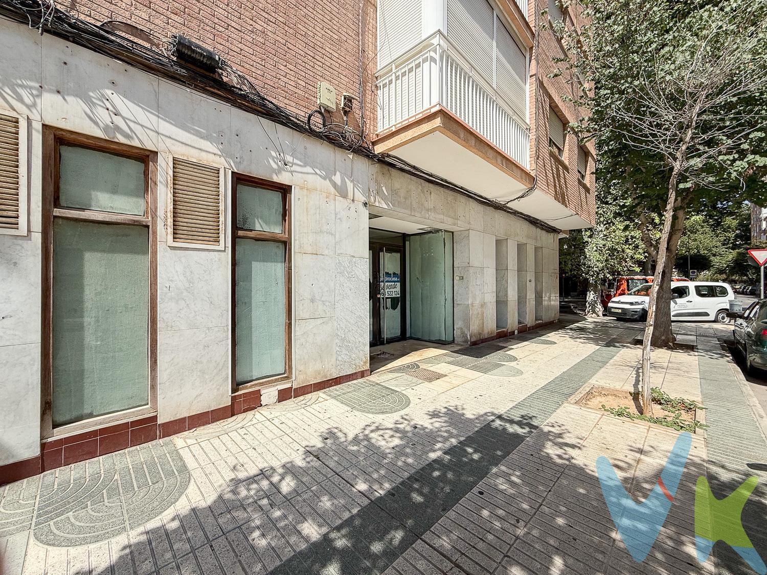 Ubicado en la vibrante y concurrida calle Wssell de Guimbarda, este local comercial de 240 m² es la oportunidad que estabas esperando para lanzar o expandir tu negocio. Su estratégica ubicación garantiza un flujo constante de peatones y una gran visibilidad, ideal para cualquier tipo de actividad. El local cuenta con una amplia fachada que invita a los clientes a entrar, un espacio diáfano y versátil que se adapta a tus necesidades y un pequeño almacén en la parte trasera. Su estado de conservación es excelente, permitiendo una rápida puesta a punto sin grandes reformas. Wssell de Guimbarda es conocida por ser una de las calles más dinámicas de Cartagena, con una mezcla de comercios locales, bares de tapas y oficinas. Esto crea un ambiente de sinergia comercial que potenciará tu éxito. No pierdas la oportunidad de establecerte en una de las zonas con mayor proyección y demanda de la ciudad. ¿Listo para dar el siguiente paso? Contáctame para concertar una visita y descubrir el potencial de este espacio. Local en proceso de segregación. Separado físicamente. Para más información del proceso consúltanos. Para terminar te queremos comentar algo: ¡Descubre una aventura inmobiliaria que combina calidad, pasión y profesionalidad! La confianza que los propietarios han depositado en nosotros es un testimonio de nuestro compromiso en brindarte un servicio excepcional. Aquí viene el detalle especial: al contactarnos directamente, evitarás molestarlos, nosotros seremos tus intermediarios y te proporcionaremos toda la asistencia necesaria. Estamos aquí para facilitarte la documentación e información que requieras, y te prometemos un trato cálido y sin complicaciones. Te informaremos detalladamente de todos los aspectos, incluyendo gastos de la compra y honorarios de agencia que no están incluidos en el precio, para garantizar tu comodidad y tranquilidad durante todo el proceso. Esa es nuestra esencia, proporcionarte #Calma: “Estado ideal de tranquilidad que tendrás al comprar tu casa con nosotros”. Queremos que sepas que tanto la descripción del inmueble como las imágenes que ves son valiosas referencias informativas, en ningún caso tienen carácter contractual. Asimismo, el precio ha sido designado por la propiedad por lo que podría sufrir variaciones y no sería vinculante hasta que se formalice en contrato de compraventa. * ¡Oye, agente inmobiliario! Si estás leyendo este texto y te gusta, te desafiamos a ser creativo y sorprendernos con una adaptación original. ¡Nada de copiar y pegar, queremos ver tu ingenio en acción! Así que prepárate para darle un toque único y cautivador a estas palabras. Estamos ansiosos por ver cómo le das vida a este mensaje con tu propia magia inmobiliaria. ¡Adelante, demuéstranos de qué eres capaz!