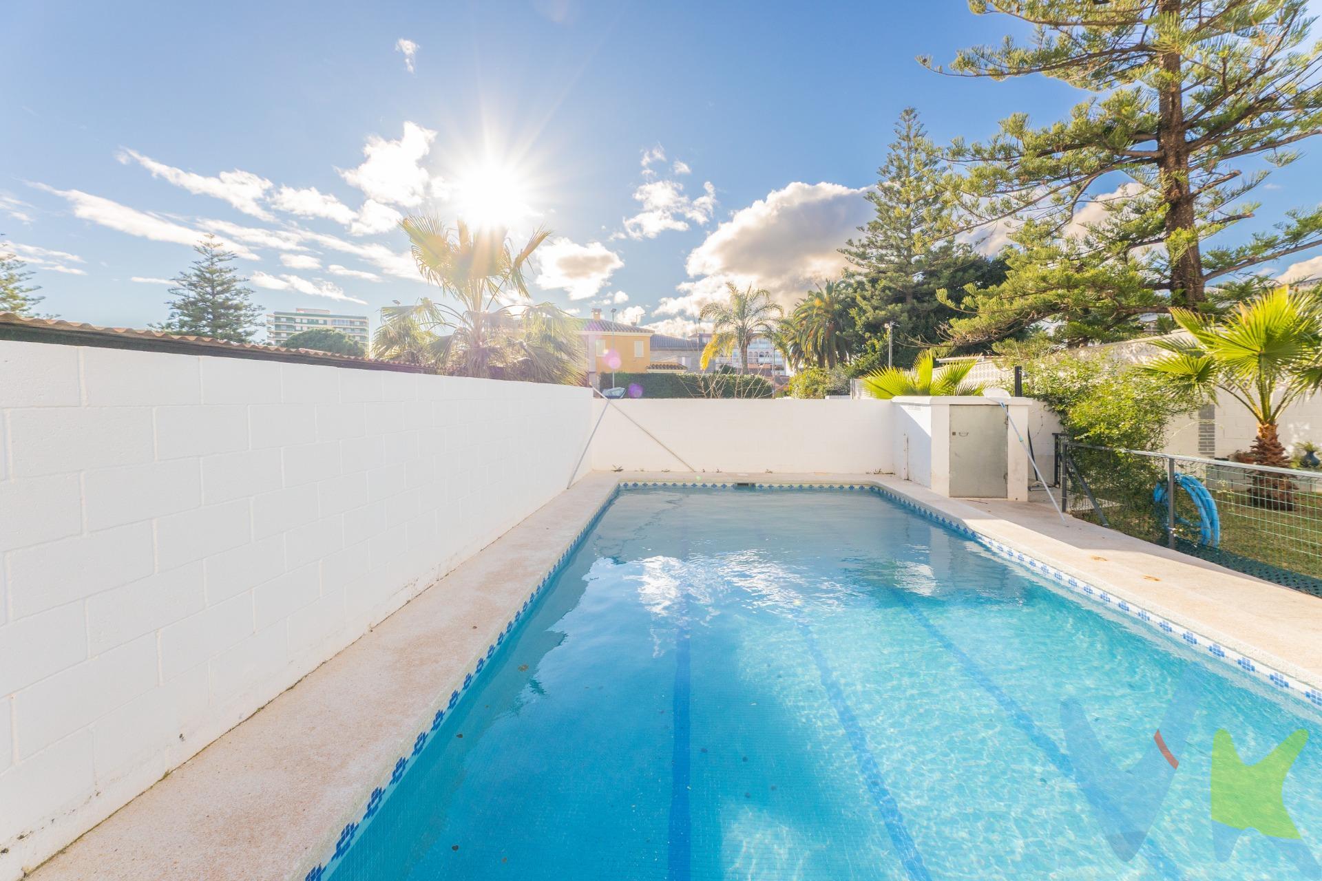 Apartamento con vistas despejadas, orientación ideal para vivir todo el año. Es un segundo con ascensor en un bloque con pocos vecinos por lo que se convierte en una propiedad muy tranquila. A escasos metros de la playa, en una de las zonas más buscadas de Benicassim. Se compone de salon comedor, con terraza, cocina con galería integrada, tres habitaciones, la principal tipo suite y otro baño completo que da servicio al resto de la dependencias de la casa. En el precio se incluye garaje y trastero. Además, la propiedad destaca por unas zonas comunes con jardín y piscina. La descripción y los datos del presente inmueble tienen carácter meramente informativo y en ningún caso contractual. En el precio de la vivienda no están incluidos los honorarios de agencia, gastos de compraventa y/o financiación. . Por mandato expreso del propietario, comercializamos este inmueble en exclusiva compartida, lo que garantiza un servicio de calidad, un trato fácil y personalizado, una gran difusión en nuestras redes compartidas y sin interferencias de terceros. Por este motivo se ruega no molestar al propietario, a los ocupantes de la propiedad, a los vecinos o conserjes del edificio si los hubiera. Si eres una agencia, llámanos colaboraremos contigo. Muchas gracias.