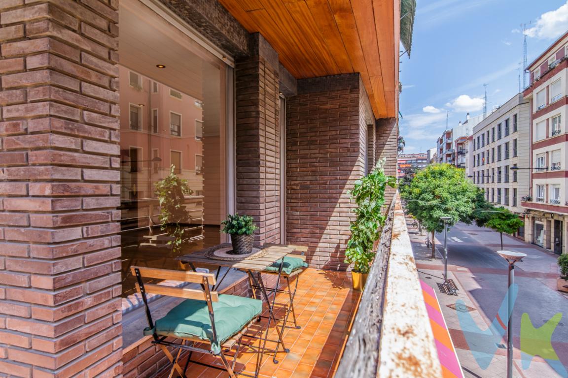 Espectacular piso exterior con gran terraza en esquina, 4 hab. y baños de mármol travertino en Logroño.Al entrar a la vivienda, nos recibe un elegante y acogedor pasillo con suelos de tarima, que nos conduce hacia las distintas estancias de la casa. Tanto el pasillo como el salón cuentan con reguladores de intensidad de luz, lo que te permitirá crear ambientes perfectos, cálidos y acogedores en las zonas principales de la vivienda según el momento del día.Gran Terraza Perimetral en Esquina. El gran atractivo de la vivienda. Tal y como se aprecia en la fachada, el piso disfruta de una espectacular terraza continua que recorre todo el perímetro del edificio en esquina, aportando una sensación de desahogo única, vistas despejadas y una entrada de luz inigualable.Sin duda, el corazón de la casa es el salón. Un espacio inmenso, completamente diáfano, y rodeado de grandes ventanales de suelo a techo que abren directamente a la terraza en esquina. Cuenta con iluminación regulable para adaptar la calidez del espacio a tu gusto al caer la noche. Espaciosa cocina amueblada con un gusto excelente en tonos madera. Cuenta con electrodomésticos integrados (horno y microondas en columna), campana extractora de acero inoxidable y acceso a una amplia terraza.Cuatro habitaciones independientes, perfectas para familias numerosas, para crear un espacio de teletrabajo o un gran vestidor a medida. ?Habitaciones preparadas con espacio para armarios empotrados.El inmueble dispone de dos baños con un diseño y calidad excepcionales, revestidos por completo en auténtico mármol travertino que aporta una elegancia atemporal. Uno de ellos está equipado con una cómoda cabina de ducha acristalado y el otro cuenta con un gran mueble encastrado con doble lavabo también en mármol, y una amplia zona de ducha.Instalación eléctrica y fontanería cambiada. Reformado.Un piso verdaderamente único en Logroño por su gran terraza en esquina, sus dimensiones y sus materiales de primera calidad.Práctico cuarto trastero ubicado en la última planta del edificio, ideal para almacenar bicicletas, maletas, ropa de otra temporada y todo lo que no necesites tener en el día a día.El piso se encuentra ubicado en la Calle de Juan XXIII, una localización excepcional en Logroño que combina a la perfección la tranquilidad residencial con la comodidad de tener toda la vida urbana a un paso. Es una zona ideal tanto para familias como para quienes buscan la comodidad de desplazarse a pie sin necesidad de coche.El precio de venta no incluye los gastos e impuestos derivados de la operación. Corresponden al comprador el pago del Impuesto sobre Transmisiones Patrimoniales (ITP), calculado sobre el valor más alto entre el precio de venta y el valor de referencia catastral, así como los honorarios de notaría y registro según aranceles oficiales, teniendo el comprador libertad para elegir notario. Para consultar los porcentajes del ITP en Asturias puede hacerlo a través de la web oficial de servicios tributarios del Principado de Asturias https://sede.tributasenasturias.es/sites/sede/default/es_ES/Que-quiereshacer/Transmisiones-Patrimoniales-y-AJD. Asimismo, el comprador asumirá los gastos de tasación y costes bancarios si precisa hipoteca. Por su parte, el vendedor asumirá el pago de la plusvalía municipal y los honorarios de intermediación. Este anuncio es meramente informativo y los interesados tienen derecho a solicitar la documentación adicional del inmueble conforme a la normativa vigente. 