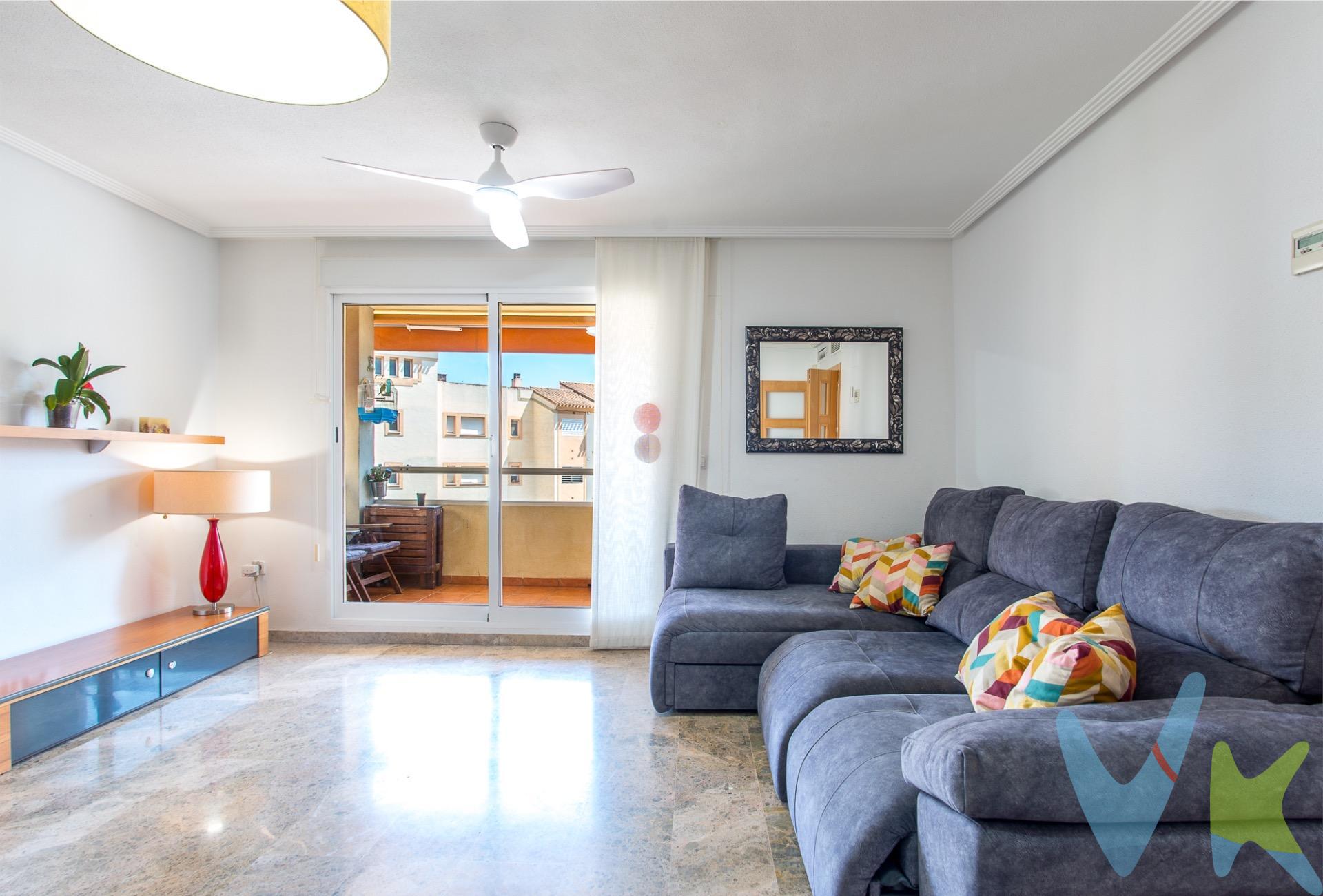 Magnífico piso listo para entrar a vivir en la exclusiva y demandada zona de Brisas del Golf. Esta vivienda destaca por su excelente distribución, su luminosidad y su perfecto estado de conservación, ideal tanto para parejas, familias pequeñas o como inversión de alta rentabilidad. Al entrar, te recibe un acogedor espacio que conecta con un amplio salón-comedor, el cual tiene acceso directo a una fantástica terraza privada, perfecta para disfrutar de momentos de relax al aire libre, desayunar por las mañanas o cenar en las noches de verano. La zona de noche se compone de dos amplios dormitorios. El principal es un espectacular dormitorio en suite con baño privado, garantizando la máxima comodidad e intimidad. El segundo dormitorio es perfecto como habitación juvenil, de invitados o despacho para teletrabajar. La vivienda cuenta con un segundo baño completo que da servicio al resto de la casa. Zonas comunes y extras. El inmueble se encuentra en una urbanización privada que ofrece un estilo de vida inmejorable:.  Piscina comunitaria: Ideal para refrescarse y disfrutar de los días de sol.  Zonas ajardinadas: Espacios verdes perfectamente cuidados para pasear y desconectar sin salir de casa. Además, el precio incluye tres grandes ventajas que marcan la diferencia:.  Dos plazas de garaje (olvídate de buscar aparcamiento).  Un cómodo trastero para almacenamiento extra. Por mandato expreso del propietario, este inmueble se comercializa en multiexclusiva, lo que garantiza un acceso completo a la información, un servicio profesional y una gestión ordenada, sin interferencias de terceros. Si eres agente inmobiliario y tienes un cliente interesado, estaremos encantados de colaborar. Contáctanos sin compromiso. 🤝 Una compra tranquila y bien acompañada. Al contactar directamente con nosotros, evitarás molestias innecesarias a la propiedad. Nos encargamos de toda la intermediación, facilitándote la documentación, la información necesaria y un trato cercano, claro y sin complicaciones. Te informaremos con total transparencia de todos los aspectos de la compra, incluidos gastos y honorarios de agencia para que tomes decisiones con calma y seguridad. Nuestra forma de trabajar se basa en algo muy sencillo:. Calma → la tranquilidad de comprar tu vivienda con acompañamiento profesional en todo el proceso con nosotros. ℹ️ Información legal. La descripción del inmueble y las imágenes publicadas tienen carácter meramente informativo y no contractual. El precio ha sido fijado por la propiedad y podría sufrir variaciones hasta su formalización en contrato de compraventa. 💰 Gastos de la compra. Impuestos (ITP). Con bonificación: 3 %. Sin bonificación: 7,75 %. Notaría y Registro: aprox. 1.000 €. Honorarios de agencia: 3 % + IVA, con un mínimo de 3.000 € + IVA (No incluidos en el precio de venta). 