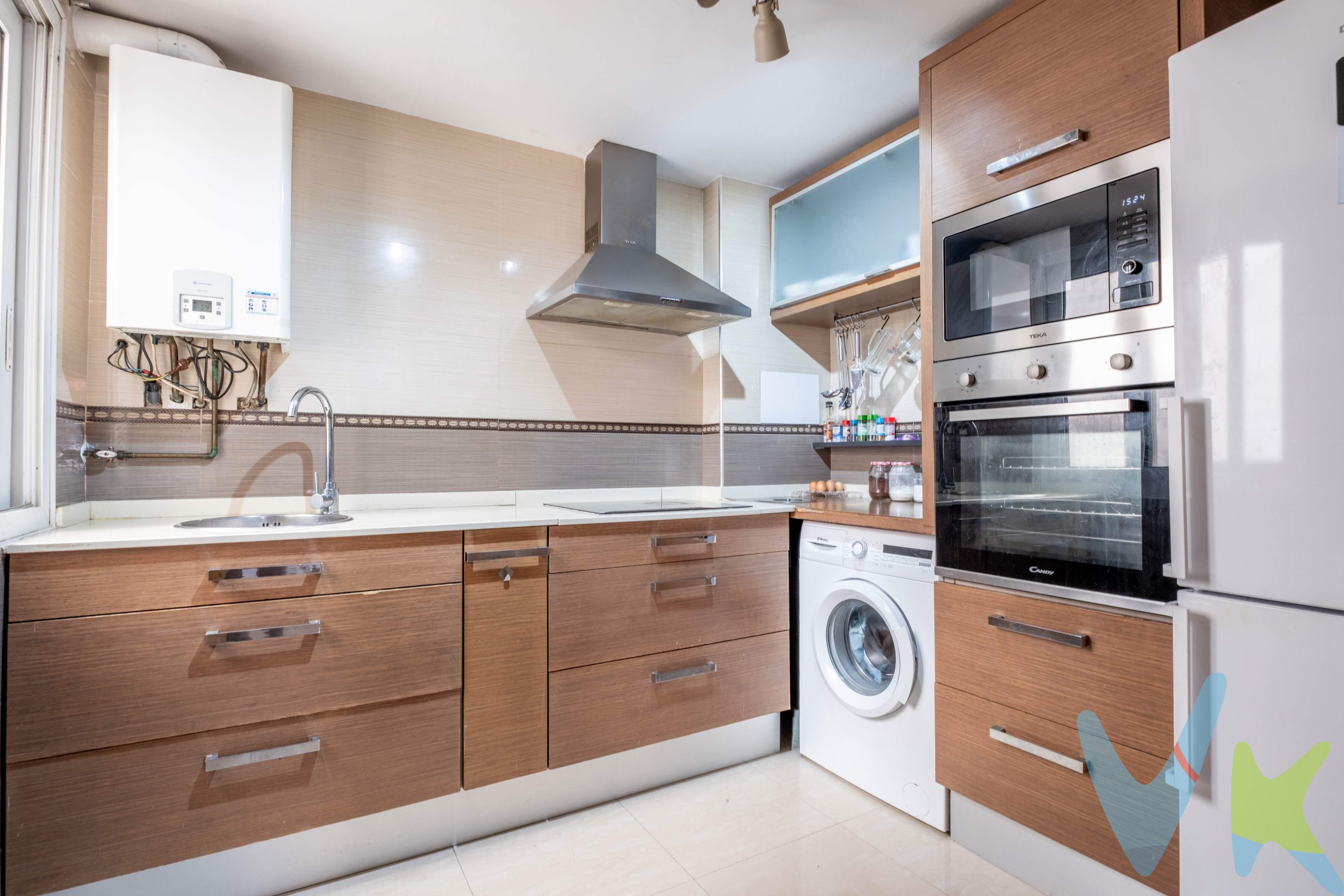 📍 C/ Escultor Benlliure – Ubicación excelente, junto al centro de salud y colegio público. 🏡 2 dormitorios | Reforma integral | Terraza acristalada. Una vivienda completamente reformada, moderna, funcional y lista para entrar a vivir. Perfecta si buscas comodidad, buena ubicación y un estilo actual. ✨ Destacamos:. 🔹 Terraza acristalada con acceso desde uno de los dormitorios, ideal como rincón de lectura o zona de desahogo. 🔹 Cocina independiente, moderna y totalmente equipada. 🔹 Salón amplio y muy luminoso, pensado para relajarte y disfrutar del día a día. Una oportunidad para quienes valoran vivir en un entorno práctico, bien conectado y con servicios a mano. ℹ️ El precio de venta no incluye los honorarios de agencia por el servicio de gestión, asesoramiento y formalización del proceso de compra, que serán asumidos por el comprador. La reserva del inmueble solo se producirá tras la aceptación expresa de una propuesta por parte del vendedor. El precio publicado no incluye impuestos ni gastos derivados de la compraventa e inscripción.