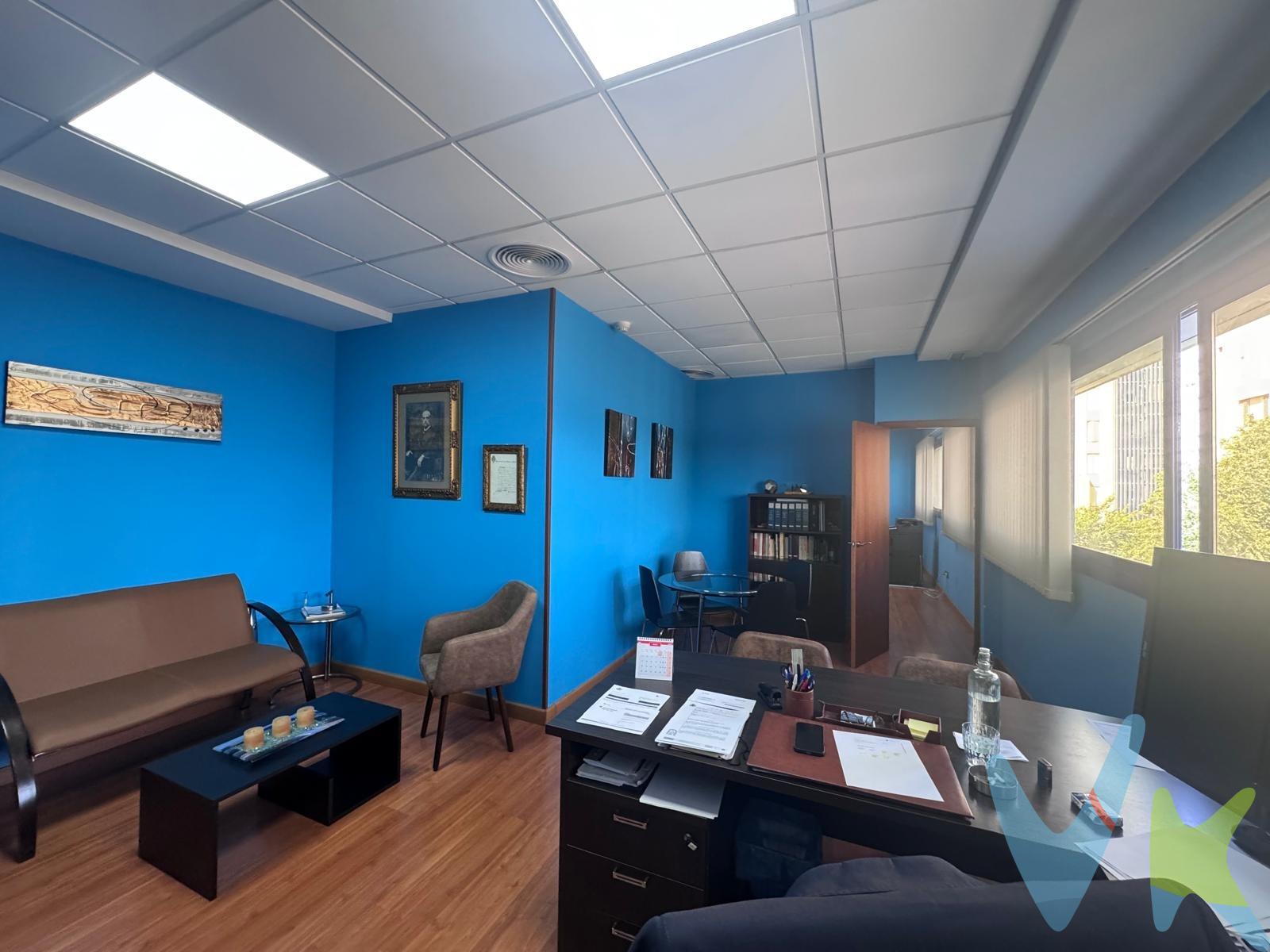 Magnífica oficina en venta en Zona Oeste, ubicación estratégica. Se vende excelente oficina situada en una de las zonas más demandadas de la ciudad, junto a los Juzgados, Hacienda, el Centro Comercial Mercado 80 y rodeada de todo tipo de servicios, comercios y establecimientos. Además, cuenta con dos amplias bolsas de aparcamiento en las inmediaciones, lo que facilita el acceso tanto para clientes como para empleados. El inmueble destaca por su luminosidad, sus buenas calidades y su funcional distribución. Dispone de suelo de parquet y aire acondicionado centralizado frío-calor, ofreciendo un entorno de trabajo cómodo y profesional durante todo el año. La oficina se distribuye en una zona de recepción con espacio para puestos de trabajo, cuarto de archivo, área de reuniones y un amplio despacho independiente al fondo con capacidad para mesa de reuniones, ideal para dirección o atención personalizada. El edificio cuenta con ascensor y baños comunitarios para señoras y caballeros en la misma planta. Excelente oportunidad de inversión, ya que actualmente se encuentra alquilada, ofreciendo la posibilidad de mantener al inquilino y obtener rentabilidad desde el primer día, o bien disponer del inmueble para uso propio o para formalizar un nuevo arrendamiento. Una oficina funcional, bien ubicada y con gran potencial tanto para profesionales como para inversores. En cumplimiento del Decreto 218/2005 del 11 de octubre, se informa al cliente que los gastos notariales, registrales, ITP, honorarios de intermediación, gastos financieros y otros gastos inherentes a la compraventa no están incluidos en el precio. 