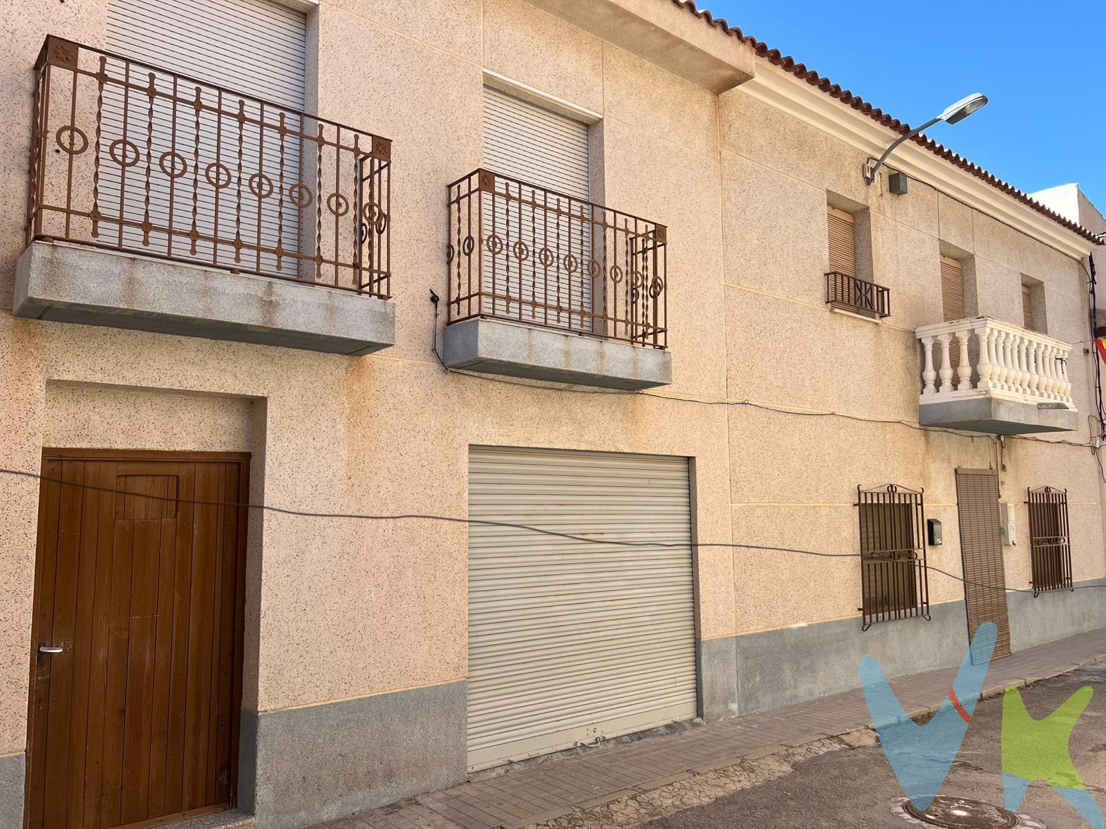 Descubre la oportunidad de crear el hogar que siempre has soñado en esta amplia casa situada en pleno corazón de Barinas, donde podrás disfrutar del bullicio urbano a escasos metros del encantador pueblo. Con una amplia construcción de 303 m² distribuidos en tres plantas, este inmueble se encuentra ubicado en una calle tranquila con acceso doble desde dos calles diferentes, lo cual proporciona gran comodidad y versatilidad para sus habitantes. Al ingresar por la puerta principal, te recibirán un pasillo central con acceso a dos dormitorios dobles que aportan confort y privacidad. Más al fondo se extiende un amplio salón adornado con una encantadora chimenea perfecta para las noches acogedoras; este espacio conecta directamente con la zona cocina compuesta por dos áreas: una más tradicional ideal para comidas familiares cotidianas y otra recientemente instalada apenas utilizada pero lista para ser estrenada según tus deseos culinarios. La planta baja también incluye un baño familiar práctico así como acceso trasero hacia la segunda calle, además cuenta con un garaje espacioso diseñado tanto para aparcar tu vehículo seguro como ofrecer almacenamiento extra. En el primer piso encontrarás otro nivel atractivo compuesto principalmente por seis luminosos dormitorios junto a otra sala de estar confortable e idónea llena de posibilidades creativas; aquí destaca uno especializado ya que ofrece salida directa hacia su propia terraza privada donde relajarte disfrutando del aire libre será todo un placer. Finalmente accediendo mediante unas escaleras internas hasta llegar a segundo piso descubrirás espacios adicionales tales como amplias salas destinadas actualmente al almacenamiento pero llenas potencialmente adecuadas incluso si decides transformarlas quizás convirtiéndolas dentro tu proyecto personal distinto o bien creando allí esa tan deseada cocina veraniega acompañándose luego desde arriba hacia ¡una azotea espectacular! Donde puedes deleitarte visualizando increíbles panorámicas abarcadoras vistas alrededor desde cada rincón visible sobre toda extensión pueblerina rodeante natural realizando inolvidables momentos memorables entre amigos/familia. Para terminar te queremos comentar algo: ¡Descubre una aventura inmobiliaria que combina calidad, pasión y profesionalidad! La confianza que los propietarios han depositado en nosotros es un testimonio de nuestro compromiso en brindarte un servicio excepcional. Aquí viene el detalle especial: al contactarnos directamente, evitarás molestarlos, nosotros seremos tus intermediarios y te proporcionaremos toda la asistencia necesaria. Estamos aquí para facilitarte la documentación e información que requieras, y te prometemos un trato cálido y sin complicaciones. Te informaremos detalladamente de todos los aspectos, incluyendo gastos de la compra y honorarios de agencia que no están incluidos en el precio, para garantizar tu comodidad y tranquilidad durante todo el proceso. Esa es nuestra esencia, proporcionarte #Calma: “Estado ideal de tranquilidad que tendrás al comprar tu casa con nosotros”. Queremos que sepas que tanto la descripción del inmueble como las imágenes que ves son valiosas referencias informativas, en ningún caso tienen carácter contractual. Asimismo, el precio ha sido designado por la propiedad por lo que podría sufrir variaciones y no sería vinculante hasta que se formalice en contrato de compraventa.