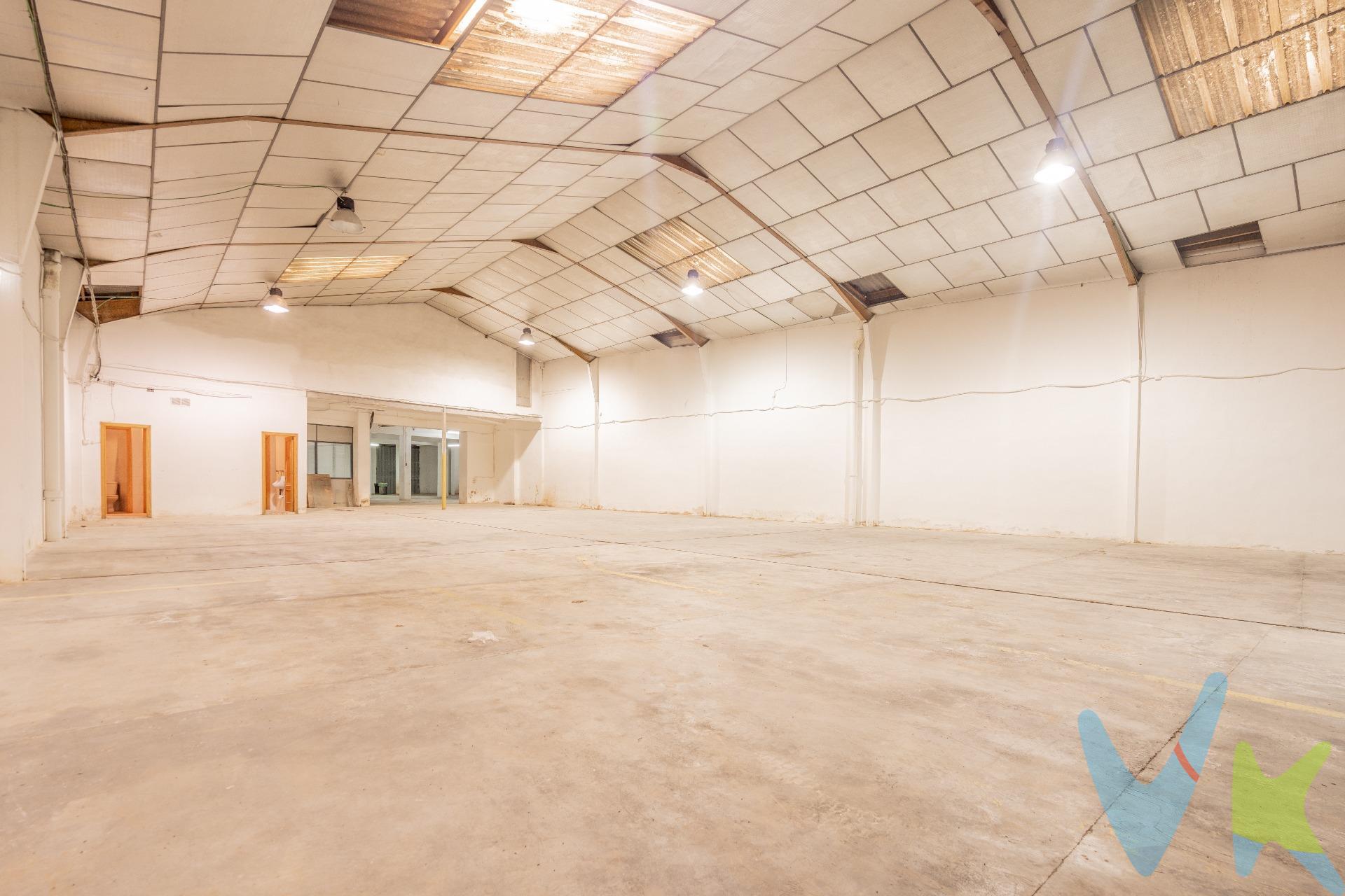 Se ofrece en venta  un conjunto de locales comerciales situados en u Xirivella (Valencia), con una superficie total de 755 m². Un espacio versátil y amplio, con gran visibilidad y accesibilidad, ideal para implantar diferentes tipos de negocio o para inversores que busquen una rentabilidad estable en una zona con alta densidad de población y demanda comercial. Ubicados en una zona urbana consolidada, con fácil acceso desde la V-30 y la A-3, excelente conexión por transporte público (líneas de autobús y Cercanías), y rodeados de servicios: supermercados, centros educativos, zonas deportivas, comercios y espacios residenciales. Xirivella forma parte del área metropolitana de Valencia, lo que la convierte en un enclave perfecto para negocios que busquen cercanía con la capital pero con costes más competitivos. Características del inmueble:. Superficie total: 755 m² construidos. Posibilidad de dividir en varios locales independientes. Acceso a pie de calle, con buena visibilidad. Fachadas amplias . Altura libre adecuada para usos comerciales o industriales ligeros. Acceso para carga y descarga. Espacios diáfanos, listos para adaptar a cualquier actividad. . Gracias a su ubicación y dimensiones, este inmueble ofrece una gran variedad de opciones comerciales y empresariales:. Trasteros urbanos (negocio en alza y con alta demanda). Supermercado, tienda de alimentación o bazar. Gimnasio o centro deportivo. Clínica dental, fisioterapia o centro médico. Taller mecánico o de motos. Showroom con almacén. Centro logístico urbano . Academia o centro de formación. Coworking o despachos profesionales. Eis deal para quienes buscan un activo inmobiliario con alto potencial de rentabilidad. Posibilidad de dividir y alquilar por módulos a distintos negocios, maximizando ingresos. Zona con demanda estable y en crecimiento. Por mandato expreso del propietario, comercializamos este inmueble en exclusiva, lo que le garantiza el acceso a toda la información, a un servicio de calidad, un trato fácil, sencillo y sin interferencias de terceros. Por este motivo, se ruega no molestar al propietario, a los ocupantes de la propiedad o a los vecinos. Muchas gracias por su comprensión. Si usted es agente inmobiliario y tiene un cliente para este inmueble, llámenos: estaremos encantados de colaborar.