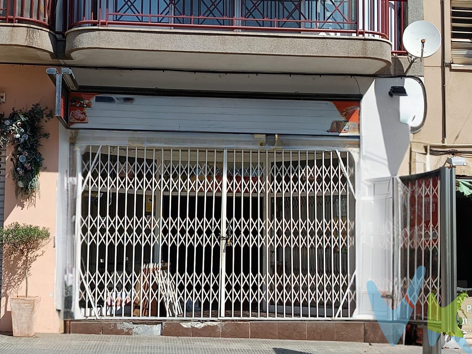Local en la calle principal de Benicasim, concretamente en la zona Sur que es la entrada desde Castellón y la parte más comercial del pueblo; está rodeado de comercios y tiene Mercadona enfrente; se trata de un local casi diáfano con baño adaptado; tiene 140 metros y una fachada de unos cinco metros. Tiene salida de humos, por tanto, es ideal para cualquier tipo de negocio e incluso para comprarlo como inversión con una rentabilidad asegurada con el alquiler garantizado. Puede ponerse en contacto con nosotros si quiere visitarlo.  Por mandato expreso del propietario comercializamos este inmueble mediante contrato de multi-exclusiva, por el cual numerosas agencias colaboradoras, nacionales e internacionales, ofrecen esta vivienda a sus potenciales compradores, todo ello garantizando un servicio de calidad, un trato fácil, sencillo y sin interferencias de terceros, ya que la gestión es a través de nuestra agencia. *Impuestos, gastos de compraventa tales como honorarios agencia y financiación no incluidos. 