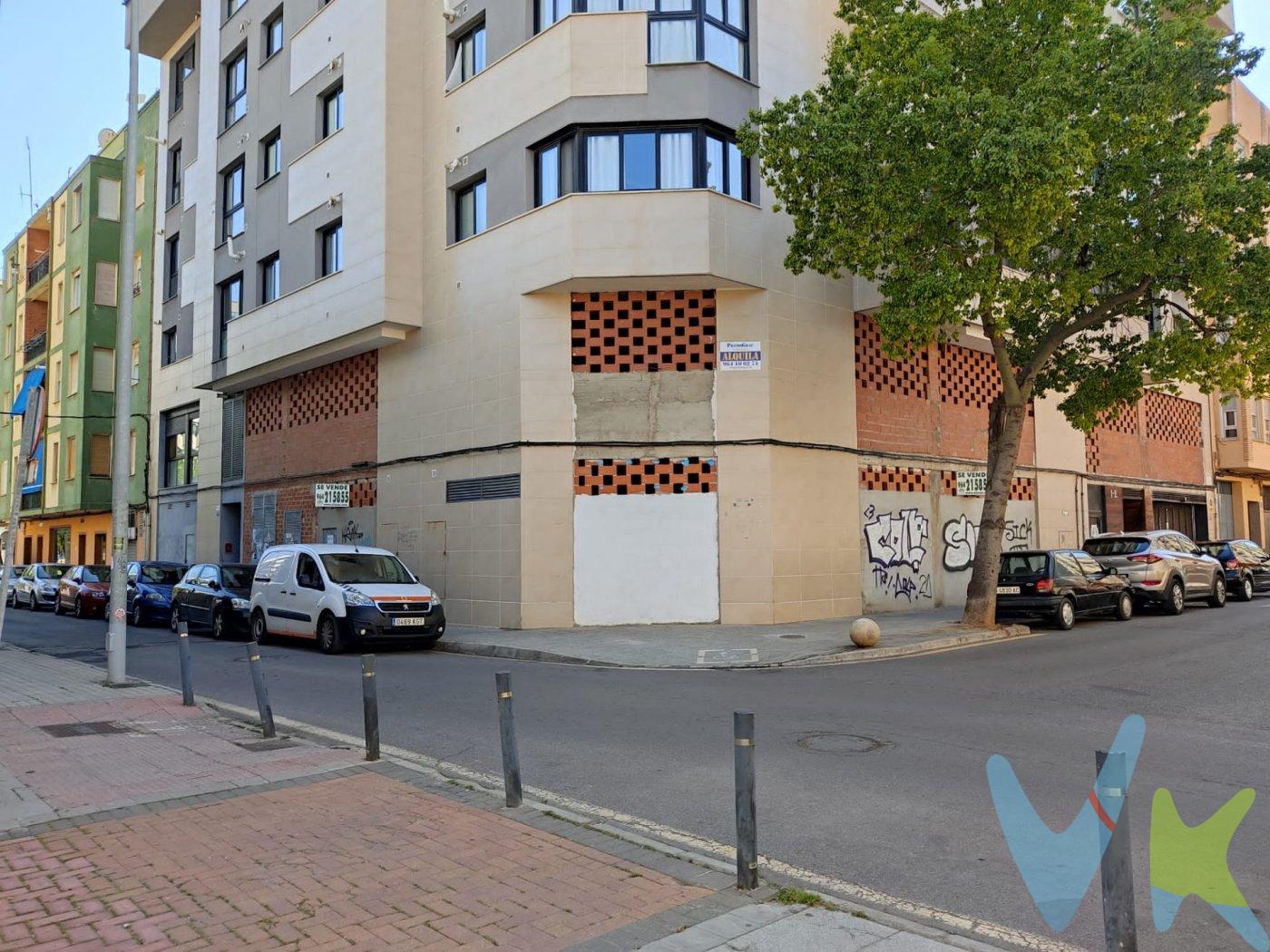 Ubicado en una excelente zona de Castellón, este local comercial está esperando a que tu próximo proyecto empresarial lo convierta en una oficina de ensueño, amplia, luminosa y moderna !!!!!.  .  Se encuentra a tan solo 1 minuto del Centro Comercial El Corte Inglés, por ello es muy común ver diariamente un sin fin de personas tratando de acceder a sus instalaciones, intentando aparcar a sus alrededores.. Situación ídonea para que  tu empresa esté continuamente recibiendo mucha visibilidad y así atraer a numerosos clientes.  Por otro lado, a tan solo 200 metros tenemos el majestuoso Parque Ribalta de Castellón, emblema de una ciudad que día a día apuesta por la sostenibilidad y el ecologismo.  Cabe destacar que a 5 minutos está la Estación de Renfe. Bien comunicado, entre la estación y el Centro de la ciudad, con facil acceso, este local de 235 metros cuadrados se convierte en la oportunidad que necesita tu negocio para que lo lleves al siguiente nivel y así triunfar.  Que decir del acogedor barrio, de su gente , amable y cercana harán lo posible para darte a conocer y ayudarte  en el camino hacia el éxito.  .  Esquinero, con posibilidad de colocar ventanales a ambos lados de la calle. Diséñalo a tu gusto, crea un lugar de ensueño y se la referencia comercial de tu zona.  Imagínatelo.. También tienes la posibilidad de adquirir una plaza de garaje muy económica en el mismo edificio.  .  ATENTO !!  Con posibilidad de adquirirlo con CRIPTOMONEDAS PARCIALMENTE !!!!!.  .  No esperes más, es el momento de cumplir tus sueños. Llámame y ven a conocerlo. Te encantará !!!!!!. 