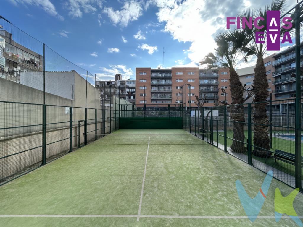 Fincas Eva presenta este precioso ático en una finca del 2004, de 122m2 construidos y 104 útiles según catastro, se encuentra en una ubicación privilegiada en la Rambla del Poblenou, ofreciendo un hogar moderno y confortable. Con 4 habitaciones; 3 dobles y 1 individual, es ideal para familias o aquellos que busquen un espacio amplio y bien distribuido. Una de las habitaciones es en suite, con baño completo con bañera, todas son exteriores y constan con grandes ventanales para poder disfrutar de mucha luz natural. Además, el piso dispone de otro baño completo con ducha, perfecto para las necesidades de la familia.El comedor es amplio y luminoso, con un acceso directo al balcón desde donde se pueden disfrutar de vistas a la Torre Agbar y a la Rambla del Poblenou, creando un ambiente perfecto para relajarse o compartir momentos en familia. La cocina es espaciosa y da a un patio de luces que aporta aún más luminosidad al espacio. Al ser última planta, el apartamento goza de gran claridad durante todo el día.El piso está equipado con calefacción por radiadores de gas y aire acondicionado por conductos en cada estancia, lo que garantiza una temperatura agradable durante todo el año. Además, hay armarios empotrados en todas las habitaciones los cuales ofrecen un almacenamiento adicional y ordenado.Algunas persianas del piso son eléctricas, lo que añade comodidad y modernidad al hogar. El edificio también cuenta con zonas comunes muy completas, entre las que se incluyen dos piscinas, una pista de pádel, una zona con mesas y sillas incluida barra para poder comer en días soleados y pasar mañanas o tardes inolvidables, una zona de juegos para niños, baños y vestidores, lo que proporciona un espacio ideal para disfrutar en familia o con amigos. Hay portero y EN LA MISMA FINCA HAY DOS PLAZAS DE PARKING OPCIONALES, UNA DE COCHE Y UNA DE MOTO. Este ático no solo ofrece un hogar cómodo y luminoso, sino también una excelente ubicación en una de las zonas más vibrantes y demandadas de Barcelona. A pocos minutos a pie se encuentran Les Glòries, un importante centro comercial y de transporte, y la Diagonal, una de las principales avenidas de la ciudad. Además, está cerca del Museu del Disseny y els Encants, el famoso mercado de antigüedades. También se puede acceder fácilmente a la playa y a otros servicios como restaurantes, comercios y zonas verdes. No dudes en llamarnos para organizar visita, te enamorarás! 
