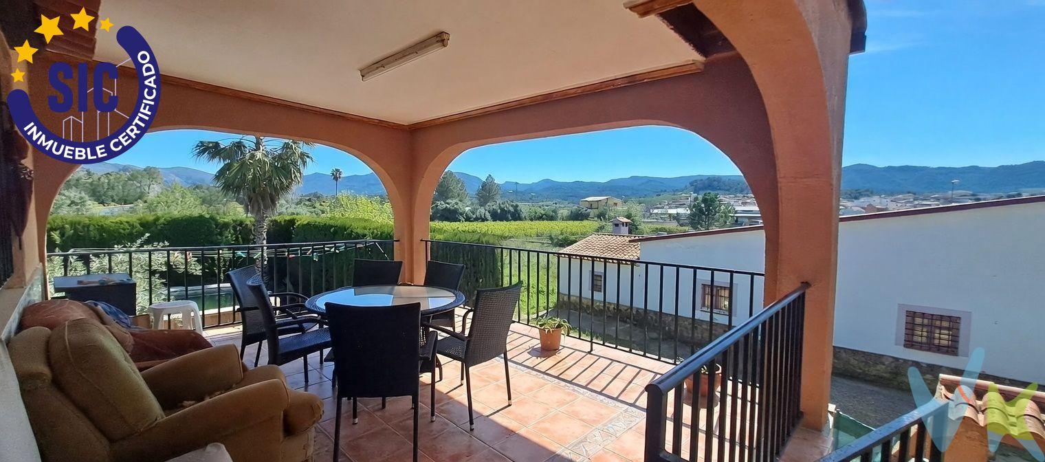 Se vende chalet ubicado en Barxeta, sobre una parcela de 545 m², ideal para disfrutar de tranquilidad, espacio y confort. La vivienda se distribuye en dos plantas y cuenta con una piscina de 28 m², perfecta para los días de verano, y una zona de barbacoa para reuniones familiares o con amigos. Primera planta (135 m²). La planta principal ofrece un espacio amplio y luminoso, compuesto por:. 1 comedor. 1 sala de estar. Cocina totalmente equipada. 2 habitaciones dobles. 2 cuartos de baño. 2 habitaciones simples. Marquesina con buenas vistas, desde la cual se puede contemplar la piscina y el entorno, ideal para relajarse o disfrutar de reuniones al aire libre. Planta baja (135 m²). La planta baja cuenta con amplias instalaciones pensadas para comodidad y funcionalidad:. Cochera grande, con espacio suficiente para varios vehículos. Comedor adicional y baño. Cuarto destinado a lavadora. Exteriores. Piscina de 28 m², ideal para refrescarse y disfrutar del sol. Barbacoa para momentos de ocio al aire libre. Este chalet combina espacios interiores amplios, zonas de ocio y confort, con una ubicación tranquila y bien comunicada en Barxeta. La opción de tener la cochera, comedor y baño independientes ofrece una ventaja única para disfrutar de reuniones o celebraciones con amigos, manteniendo la vivienda principal totalmente privada. Una oportunidad perfecta para quienes buscan una vivienda completa, con todo el espacio y comodidades para vivir cómodamente o disfrutar de fines de semana en familia. VENTA:. PVP 310.900€. Gastos e impuestos no incluidos en el precio. La compra conlleva impuestos y gastos de formalización para el comprador. A título orientativo se informa que en segundas transmisiones el ITP con carácter general en  Valencia es del 10%, pudiendo existir otros tipos impositivos atendiendo a las circunstancias  personales del comprador u otras circunstancias previstas legalmente. Base imponible del impuesto el mayor valor entre el precio de compraventa, la tasación o el valor de referencia catastral. En cuanto a los gastos de notaría y registro, en su caso,  suelen oscilar aprox; entre 1,5% y 2,5% (aranceles variables según precio, n.º de copias y complejidad). El comprador elige notario. Si el comprador precisase de hipoteca: tasación, condiciones y costes bancarios serán según entidad elegida por el comprador, así como los gastos de gestoría, y cualesquiera otros gastos inherentes a la formalización de la compraventa que legalmente correspondan a la parte compradora, salvo pacto expreso en contrario con el vendedor. El consumidor tiene, conforme a la normativa vigente, a su disposición información y documentación adicional relativa al inmueble y condiciones de la compraventa, que podrá ser consultada en C/Joaquín Costa 4, bajo 46005 Valencia o urbe2@remax.es. Honorarios de mediación inmobiliaria a cargo del  COMPRADOR: (3% del precio final de venta más IVA (21%), salvo otro pacto.); y de VENDEDOR (según acuerdo con el mismo).  Se informa al consumidor que la agencia actúa como intermediaria inmobiliaria en la operación, estando cualquier eventual compraventa y sus condiciones sujeta a la aceptación expresa del propietario-vendedor y a la posterior formalización del correspondiente contrato.