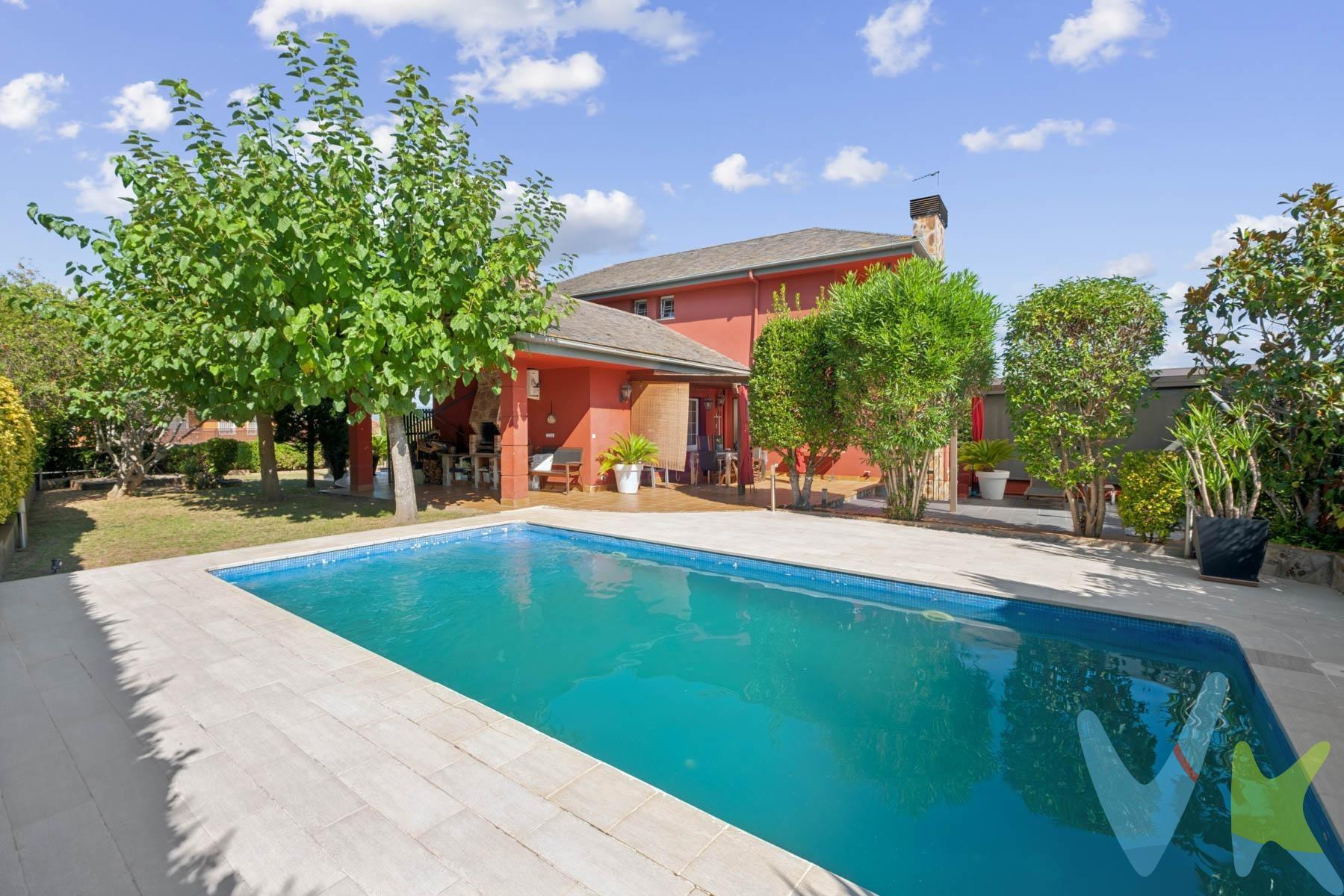 Ubicada en la prestigiosa urbanización de Palau, en Girona, esta magnífica Villa no es solo una casa, es un refugio para los sentidos. Desde su balcón, las imponentes montañas que rodean la ciudad y la majestuosa catedral de Girona te recuerdan que aquí, cada día es especial. Este lugar es un escenario para crear recuerdos imborrables. Desde una tarde en el jardín, rodeado de la naturaleza que envuelve la propiedad, hasta disfrutar de un chapuzón en tu propia piscina o una cena al aire libre bajo las estrellas. Todo en esta casa está diseñado para que vivas momentos de auténtica serenidad y confort. Imagina recibir a tus amigos después de una jornada de ciclismo por los emblemáticos paisajes de Girona, famosos entre ciclistas internacionales, o pasear tranquilamente por el barrio judío, uno de los más emblemáticos de España. Aquí, las distancias se acortan y, aunque te encuentres en una zona exclusiva, el centro de Girona está a solo unos minutos a pie, brindándote la conexión perfecta entre tranquilidad y vida urbana. Cada rincón de esta casa cuenta una historia, y ahora es el momento de que la hagas tuya. Vive el estilo de vida que siempre has deseado, rodeado de lujo, naturaleza y la vibrante cultura de Girona.  . Descripción técnica de la propiedad: . Esta impresionante villa de 340 m², ubicada en una parcela de 725 m², ofrece un diseño espacioso y funcional, ideal para disfrutar del estilo de vida que solo Palau puede ofrecer. Construida en 1999 y orientada al sureste, la propiedad consta de tres niveles que distribuyen perfectamente cada uno de sus espacios. Distribución:. •	Planta principal: Un amplio recibidor te da la bienvenida, seguido de un espacioso salón-comedor con varias zonas diferenciadas para el descanso y el entretenimiento, y una cocina moderna con isla que se abre hacia una terraza con barbacoa. En esta planta también se encuentra un despacho ideal para trabajar desde casa, un aseo de cortesía y una habitación doble con armarios empotrados y baño completo. •	Primera planta: Dispone de tres habitaciones dobles, todas con acceso a terrazas privadas. La suite principal incluye un vestidor y un baño en suite con bañera, mientras que las otras dos habitaciones comparten un baño completo. Cada una de las estancias está diseñada con atención al detalle, proporcionando confort y calidez. •	Semisótano: Un garaje con capacidad para tres coches, una bodega y una sala de ocio completan los espacios de esta magnífica propiedad, pensada para celebraciones y momentos inolvidables en compañía de familiares y amigos. Exterior: La casa está rodeada por un cuidado jardín que incluye una piscina con zona de solárium y un espacio cerrado para mascotas. La tranquilidad del entorno es ideal para disfrutar de las tardes al aire libre. Resumen técnico:. •	Superficie construida: 340 m². •	Superficie útil: 310 m². •	Parcela: 725 m². •	Dormitorios: 5. •	Baños: 3. •	Garaje: Capacidad para 3 coches. •	Año de construcción: 1999. •	Equipamiento adicional: Aire acondicionado, piscina, jardín, calefacción individual a gas natural. •	Entorno: A solo unos minutos andando del centro de Girona y con fácil acceso a restaurantes, supermercados y escuelas internacionales. Esta villa representa una oportunidad única de adquirir una propiedad en una de las zonas más exclusivas de Girona, con la ventaja añadida de estar a un paso de la ciudad, rodeado de la naturaleza y la historia que caracterizan la región. ¡No dudes en visitarla y descubrir todo lo que tiene para ofrecer!. 