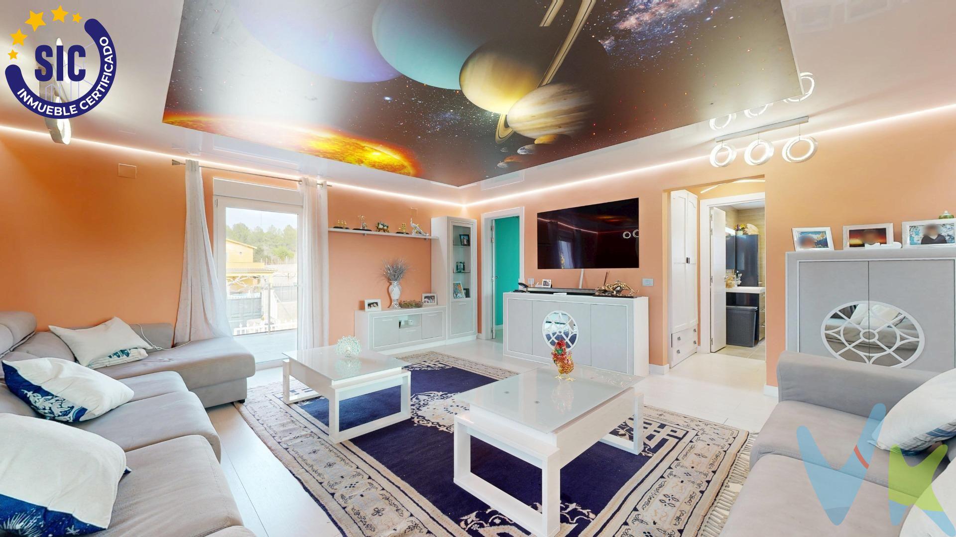 EXCLUSIVO CHALET DE LUJO EN URBANIZACIÓN LA FOYA – VILAFAMÉS (CASTELLÓN). En exclusiva, presentamos esta impresionante propiedad totalmente reformada en 2023 con acabados de alta calidad y tecnología de última generación. .Características de la vivienda. - Superficie de la parcela: 1.000 m² totalmente vallada, con portón automático. - Casa de 350 m² con dos accesos y puertas blindadas. - Terraza con porche y arcos, ideal para disfrutar del exterior. - Estancias amplias y luminosas, con un diseño exclusivo en cada habitación. . .Espacios exteriores y comodidades. - Piscina privada con cascada, iluminación y bomba de filtrado. - Jardín con olivos, nísperos y otras especies mediterráneas. - Pérgola cubierta para dos coches. - Trasteros y almacenes. - Sauna seca y jacuzzi. - Depósito de agua de 12.000 L y pozo de agua propio. . Distribución interior. Planta baja:. - 3 habitaciones, incluyendo una suite principal con baño privado, ducha, bañera y WC inteligente coreano. - Cocina de concepto abierto con comedor integrado, equipada con:. - Filtro de ozono para agua potable. - Electrodomésticos de alta gama (nevera, lavavajillas, lavadora). - Armarios con freno y gran bancada de trabajo. - Aseo de cortesía. Primera planta:. - Amplio salón con techo iluminado con imagen del Universo y salida a terraza descubierta. - 2 habitaciones dobles, una con acceso a una terraza acristalada con vistas a la montaña, actualmente utilizada como gimnasio. - Baño completo con espejo inteligente y ducha con baño turco. . Prestaciones y extras:. - Radiadores en toda la casa. - Ventanas Kommerling de doble cámara. - Aire acondicionado de 6.000 frigorías en comedor y salón. - 18 placas solares de 550W, además de conexión a la red eléctrica local. - Domótica integral en toda la casa. - Se vende totalmente amueblado, con muebles a medida y camas de alta calidad.  Ubicación – Urbanización La Foya, Vilafamés:. -Municipio declarado "Uno de los Pueblos Más Bonitos de España" desde 2015. -Situado en la provincia de Castellón, comarca de la Plana Alta. -Entorno natural espectacular, con tranquilidad y vistas inmejorables.  ¡No dejes pasar esta oportunidad única!. Contáctanos para más información o para agendar una visita.Gastos de escrituración no incluidos.