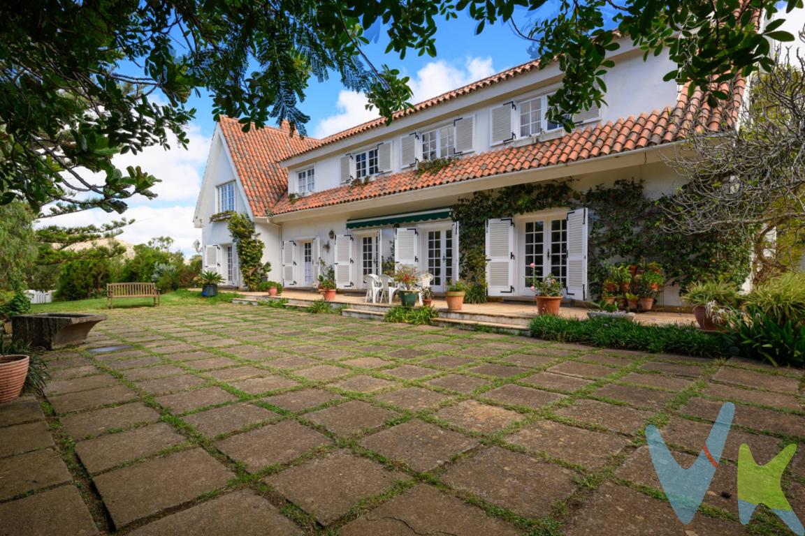 Te presentamos esta impresionante y majestuosa casa en el idílico Monte Lentiscal, en Tafira. Con más de 1.000 m² de espacio y una extensa parcela de más de 4.000 m², ésta propiedad de ensueño te ofrece una experiencia de vida sin igual.  Con una ubicación inmejorable, en esta vivienda estarás rodeado de la serenidad y tranquilidad que sólo se encuentra en esta exclusiva zona, al tiempo que disfrutarás de un fácil acceso a todos los servicios y comodidades que puedas necesitar. Los exteriores de esta propiedad son simplemente asombrosos. Podrás deleitarte en los amplios jardines, sumergirte en la refrescante piscina, disfrutar de un relajante solarium con baños, practicar deportes en la zona destinada al tenis y pasar agradables momentos de ocio al aire libre. Aquí, podrás disfrutar al máximo de la vida al aire libre. En el interior, esta casa, brinda una excelente oportunidad para adaptarla a tus gustos y necesidades. Sus más de mil metros cuadrados se distribuyen en dos plantas, con espacio de sobra para que tú y tu familia se sientan verdaderamente cómodos. Descubre 5 habitaciones dobles, dos baños completos, una espectacular cocina, un amplio salón y sala de estar, una zona de lavado, un garaje con capacidad para 3 vehículos, una bodega y todo lo necesario para que vivas y disfrutes momentos inolvidables junto a tu familia. Los amplios espacios y la abundante luz natural que inunda cada rincón de esta maravillosa vivienda crean una atmósfera cálida y acogedora. Sin importar en qué habitación te encuentres, siempre te sentirás invadido por esa sensación de tranquilidad y confort que tanto anhelas en tu hogar. No dejes escapar esta oportunidad única de convertir esta casa en tu hogar de ensueño. Imagina las infinitas posibilidades de personalización y diseño que tendrás a tu disposición. Crea el espacio perfecto para ti y los tuyos, en un entorno verdaderamente excepcional. Agenda una visita ahora y comienza a imaginar cómo sería la vida en esta impresionante propiedad. ¡Permítenos guiarte en este emocionante viaje hacia tu nuevo hogar!. Los gastos e impuestos derivados de la compraventa no están incluidos en el precio