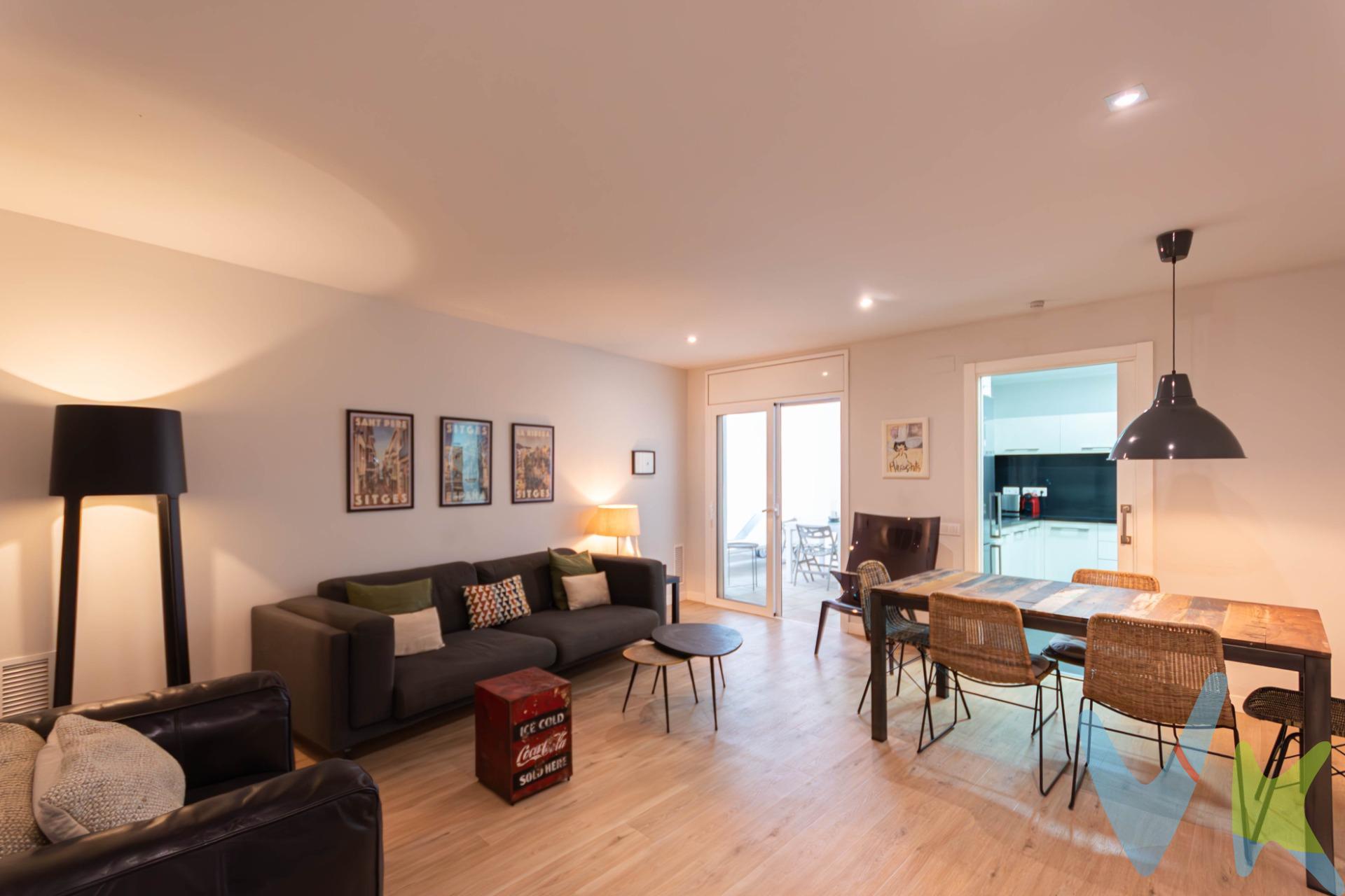 Esta espectacular planta baja, totalmente reformada con acabados de alta calidad, está situada en una de las calles más bonitas, tranquilas y emblemáticas de Sitges, combinando a la perfección confort, funcionalidad y encanto mediterráneo. La vivienda se distribuye de manera práctica y acogedora. Al entrar, encontramos un amplio recibidor con grandes armarios empotrados, ideales para almacenamiento y organización. Dispone de dos dormitorios, uno de ellos en suite con baño completo con bañera, una elegante zona vestidor y un segundo baño con ducha. El amplio salón-comedor tiene salida a un precioso y tranquilo patio interior, perfecto para disfrutar de momentos de relax. La cocina, independiente y moderna, cuenta con un práctico cuarto lavadero. Además, la propiedad incluye una terraza a pie de calle, donde se podría aparcar cómodamente una moto, añadiendo un plus de comodidad. Dispone de sistema de climatización por conductos, que garantiza una temperatura ideal durante todo el año. Ubicada en pleno corazón de Sitges, esta vivienda se encuentra a pocos minutos andando del mar, rodeada de historia, cultura y una vibrante vida social y gastronómica. Sitges es conocida por su calidad de vida, sus playas, su casco antiguo lleno de encanto y su ambiente cosmopolita. Formando parte de la comarca del Garraf, la zona ofrece paisajes espectaculares entre el mar y la montaña, así como una excelente conexión con Barcelona, a tan solo 40 minutos en coche o tren. Además, su cercanía al Aeropuerto Internacional de El Prat, a solo 30 minutos, convierte a esta vivienda en una opción ideal tanto para residencia habitual como para segunda residencia o inversión. Una oportunidad única de vivir con estilo y comodidad en uno de los rincones más especiales de la Costa Mediterránea. La vivienda dispone de licencia turísitca. El precio no incluye impuestos (ITP, IVA y AJD), ni gastos de notario ni registro. El precio no incluye el mobiliario, electrodomésticos y enseres que aparecen en las fotos. Ref: 11314 RM. . 