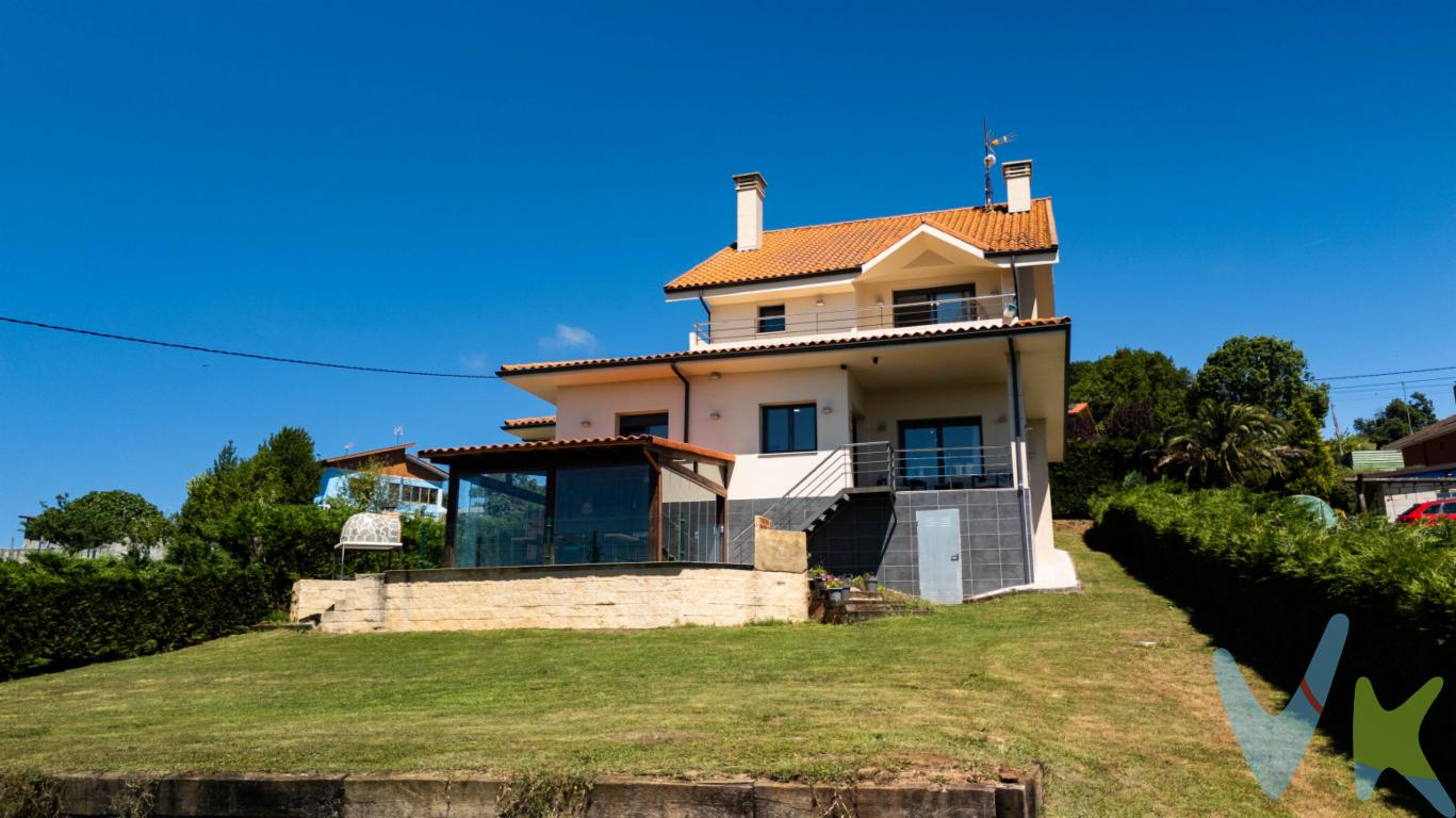 Descubre esta magnífica casa unifamiliar distribuida en dos plantas y bajo cubierta, diseñada para ofrecer amplitud, comodidad y una excelente calidad de vida en un entorno privilegiado.Uno de sus grandes atractivos son sus impresionantes vistas panorámicas. En los días despejados, podrás disfrutar de una privilegiada perspectiva que alcanza el mar por un lado, mientras que por el otro la mirada se extiende hasta la ciudad de Oviedo, regalando un paisaje único que cambia con cada estación.La vivienda cuenta con un amplio garaje, con capacidad para dos vehículos o para disponer de espacio adicional de almacenamiento o zona de trabajo. En la zona baja de la vivienda, destaca un fantástico cenador con barbacoa, el lugar perfecto para compartir reuniones familiares y momentos inolvidables con amigos durante todo el año.Además, la propiedad incorpora un moderno sistema de placas solares, que contribuye significativamente al ahorro energético, reduce el consumo eléctrico y convierte la vivienda en un hogar más eficiente, sostenible y respetuoso con el medio ambiente.Una propiedad que combina amplitud, confort, sostenibilidad y unas vistas difíciles de igualar, convirtiéndose en una oportunidad excepcional para quienes buscan un hogar donde disfrutar de la tranquilidad sin renunciar a las mejores prestaciones.Se informa a los interesados que el precio de venta indicado no comprende el Impuesto de Transmisiones Patrimoniales (ITP) , los gastos asociados a la compraventa (notaría, registro de la propiedad y otros) ni los honorarios de la agencia inmobiliaria a cargo del comprador.