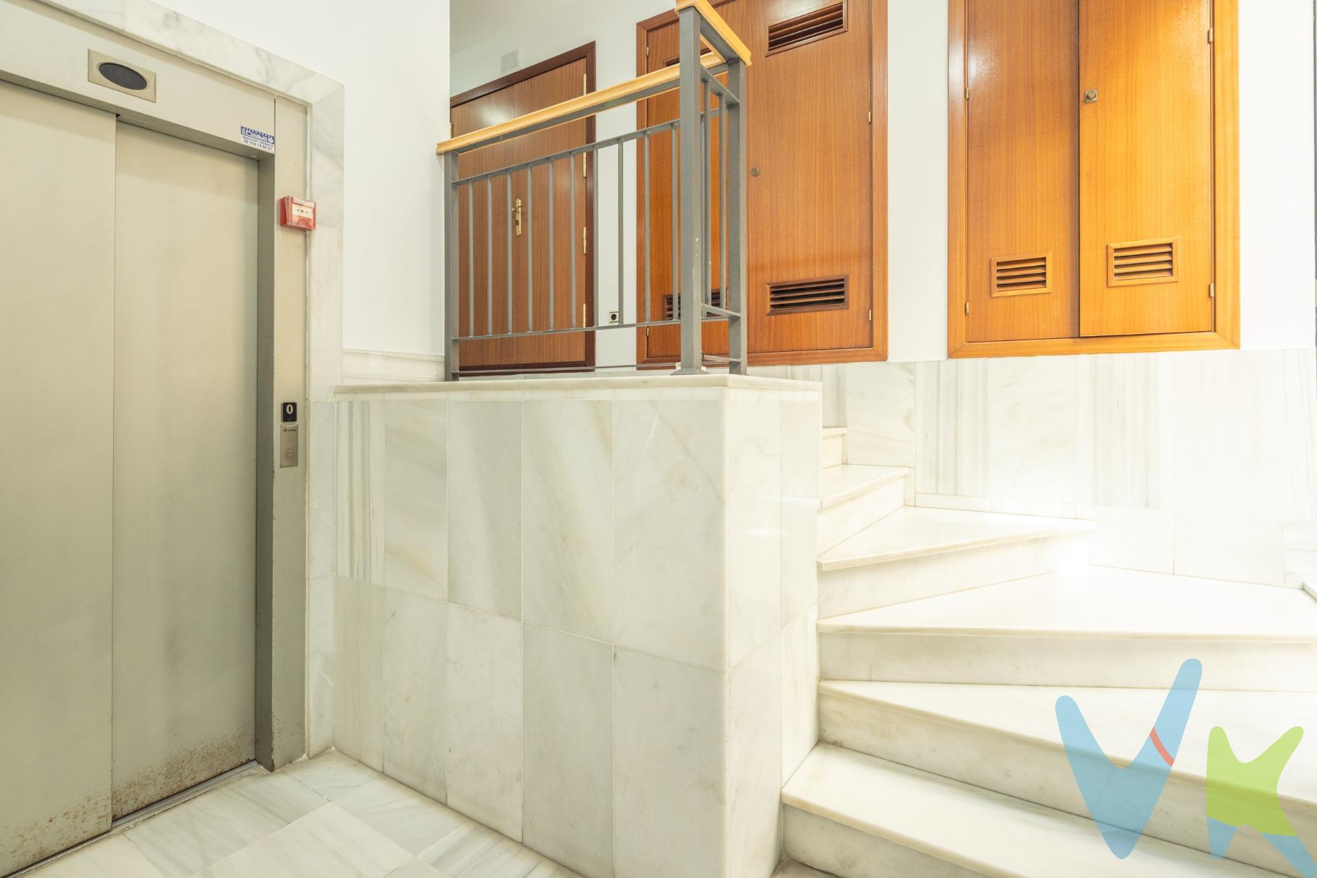 Ubicado en una de las zonas más emblemáticas del centro de la ciudad de  Cádiz, a pocos metros de la Plaza de San Antonio, presentamos en venta este acogedor inmueble,  que cuenta con:. 2 Dormitorios: Espaciosos, de muy buen tamaño, ideales para el descanso. Dos grandes armarios empotrados, uno en el dormitorio principal y otro en el pasillo. Salón: Amplio y acogedor, perfecto para disfrutar de momentos en familia o con amigos, con acceso directo al patio. Cocina: Funcional y equipada,  también con acceso directo al patio. Dos Cuartos de baño: Completo y en buen estado, uno con bañera y otro con placa de ducha. Patio privativo: Un espacio exterior para disfrutar al aire libre, con privacidad total. El edificio dispone de ascensor.  Una excelente oportunidad para vivir en el corazón de la ciudad, rodeado de historia, cultura y todos los servicios a tu alcance. * Gastos, impuestos y honorarios de la agencia no incluidos en el precio. Si estás interesado en esta propiedad pero tienes que vender, contacta con nosotros, te ayudamos a encontrar comprador para tu vivienda. Periodo de validez de la publicación 31/12/2025