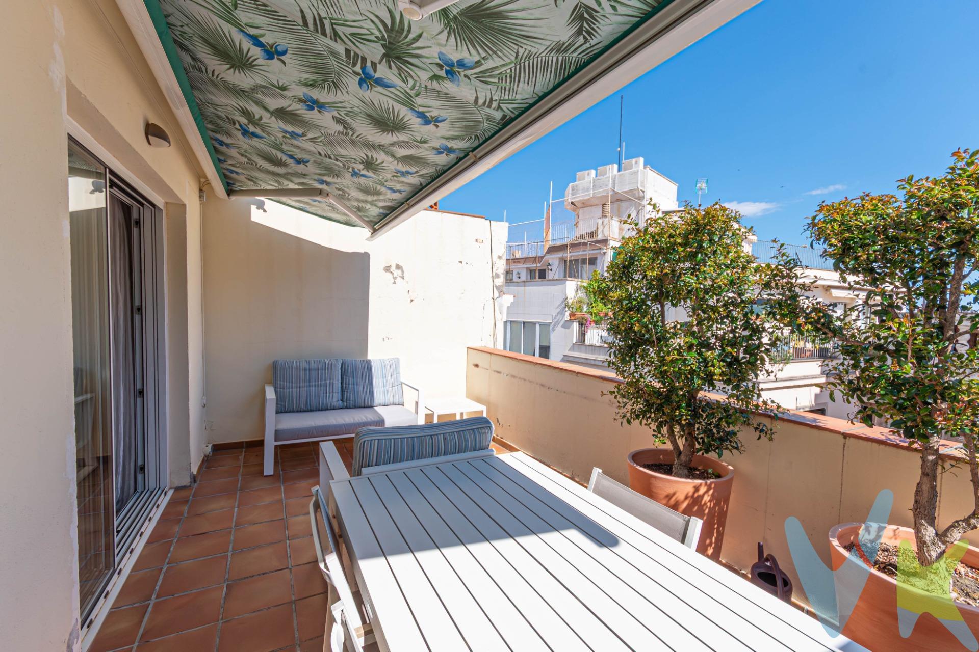 ¡Este ático en pleno centro de Sitges es una oportunidad única! Ubicado cerca de la playa y de los principales comercios del pueblo, ofrece comodidad y estilo de vida en una ubicación privilegiada. . Cuenta con dos dormitorios dobles con armarios empotrados, la habitación principal con salida a un balcón de 5,58 m². En el pasillo tenemos un gran armario hecho a medida como zona de almacenaje. El salón-comedor tiene acceso a una terraza de 15 m², perfecta para reuniones y veladas con familiares y amigos. . La cocina independiente está completamente equipada, y el baño completo con ducha añade funcionalidad al espacio. . Desde el comedor, mediante unas escaleras da acceso en la parte superior, donde nos encontraremos 2 espectaculares terrazas de 63 m² en total, con vistas al mar, ideales para relajarse y disfrutar del entorno. . El ático cuenta con calefacción por bomba de calor y aire acondicionado en toda la vivienda y dispone de ascensor, facilitando la comodidad y accesibilidad. Suelos de parquet en toda la vivienda de alta calidad y cerramientos de aluminio con doble cristal.  . ¡Una vivienda que combina vistas impresionantes, excelente ubicación y confort!. Cláusula de Transparencia y Desglose de Gastos (Ley 10/2025). Precio no incluye impuestos/gastos:. •	Para segunda mano, al encontrase el inmueble en CATALUNYA, ITP 10 a13% según importe (posibles reducidos 5 a 7%) calculándose el importe sobre el mayor entre el precio de venta o valor de referencia. •	Gastos Notaría según aranceles (Anexo I, del Real Decreto 1426/1989, de 17 de noviembre). •	Gastos Registro según aranceles (Anexo I, del Real Decreto 1427/1989, de 17 de noviembre). •	Gastos Gestoría según trámites a realizar. •	Para una vivienda de segunda mano de 655.000€ en Cataluña, ITP: 66.050€, Gastos de notaría: aprox. 1.500 € a 2.200 €, Gastos de registro: aprox. 500 € a 900 €, Gastos de gestoría: aprox. 300 € a 500 €. Total estimado de gastos: 68.350 € - 69.650 €. IMPORTE FINAL DE LA OPERACIÓN: 723.350 € - 724.650 €. •	Honorarios de agencia: incluidos en el precio y a cargo del vendedor. Cédula habitabilidad Número de registro CHB01921626001- Fecha de emisión 24/04/2026. Certificado de Eficiencia Energética: QB62HZ24Y Consumo: E 206kWh/m² año//Emisiones:35kg CO2/m² año. Metros construidos 89m2/Metros útiles 58,50m2. El precio no incluye el mobiliario y enseres que aparecen en las fotos. API: 2400 - AICAT 1.050. REF11425RM