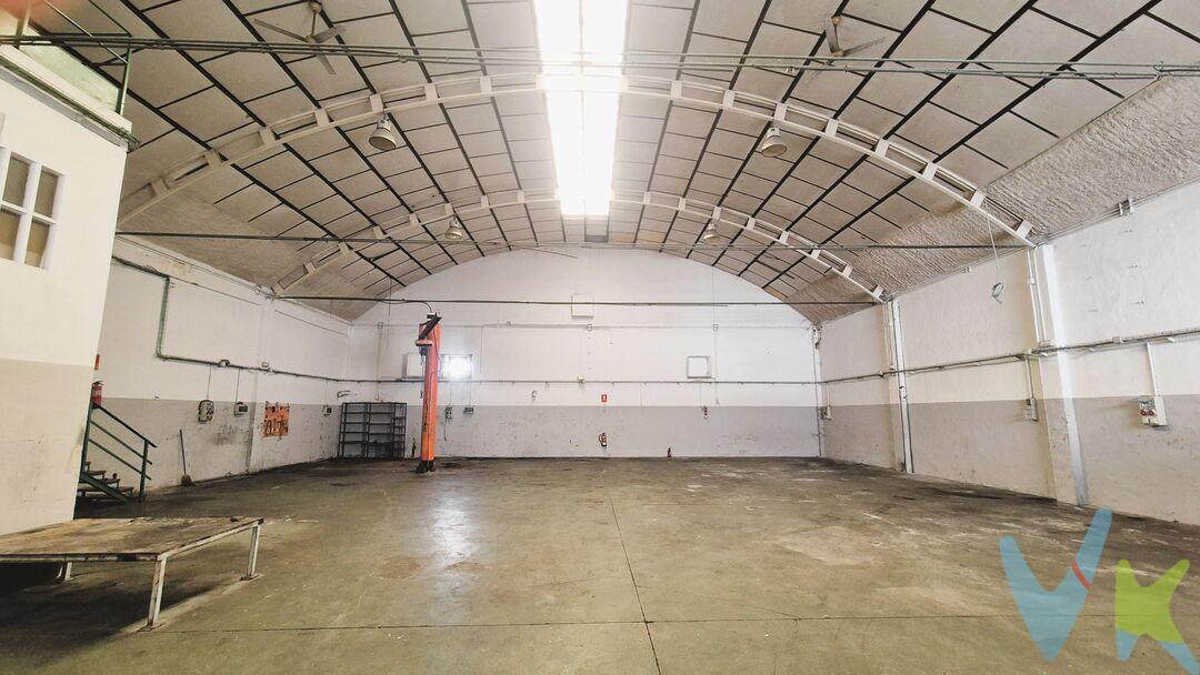 En venta nave industrial en una ubicación extraordinaria. En Ansóain junto a la zona urbana y de servicios, con acceso directo a transporte público y acceso directo a la circunvalación norte y desde ahí a todas direcciones. 
Tiene forma cuadrada, con dimensiones de 20X20m aproximadamente. Es diáfana y con mucha altura. 
Dispone de Altillo con oficinas, aseo y zonas de vestuario, almacenaje y cuarto de instalaciones. 
Portón metálico de acceso con puerta peatonal. 
 