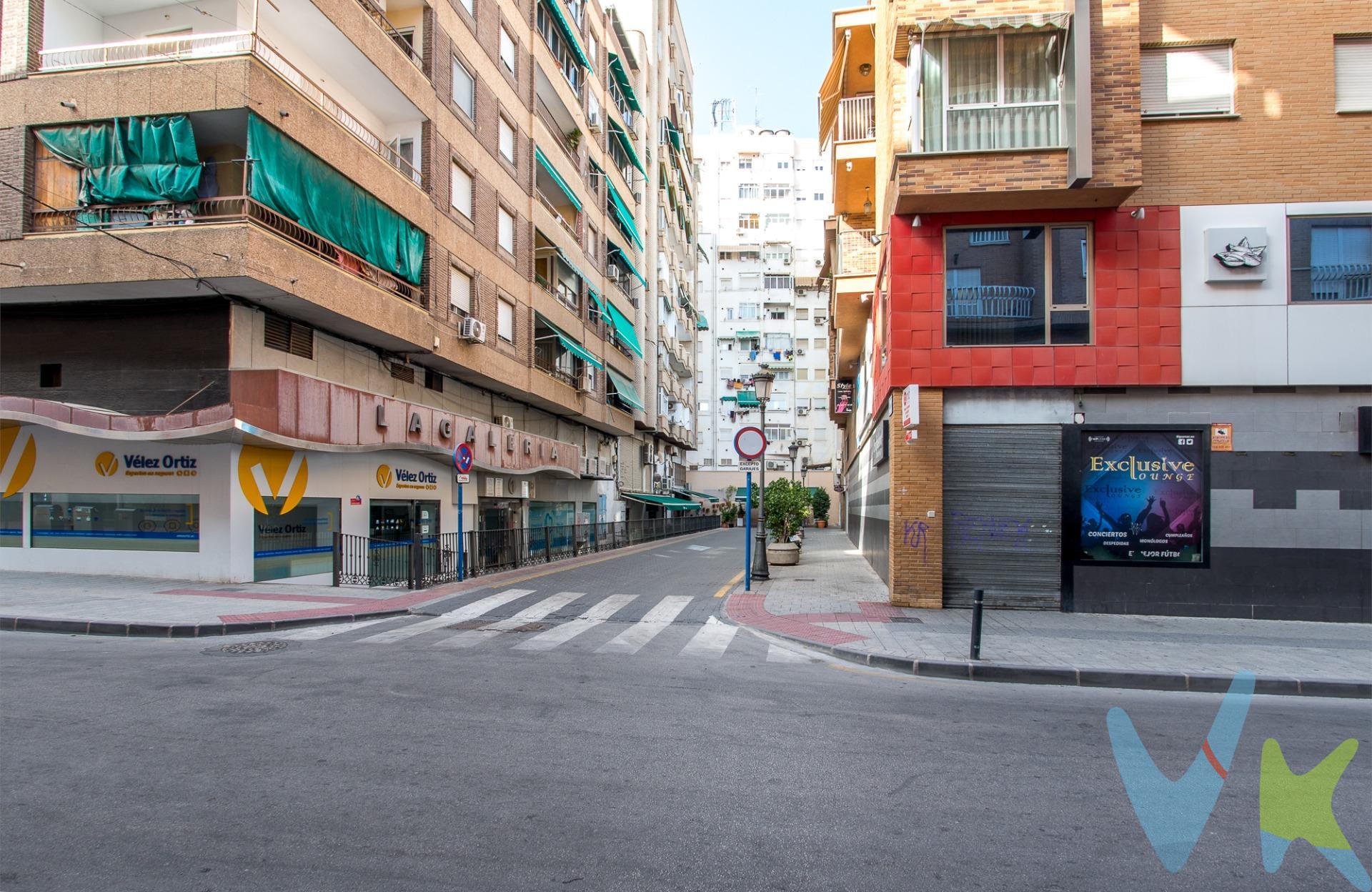 Tu sitio reservado en el corazón de Molina de Segura, Plaza de garaje en Paseo Rosales. ¿Cansado de dar vueltas cada día buscando aparcamiento en el centro? En Paseo Rosales, donde todo ocurre —bares, comercios, bancos, oficinas, colegios— encontrar sitio es casi una misión imposible… a menos que ya lo tengas garantizado. Te presentamos una plaza de garaje de fácil acceso, en un edificio bien mantenido y con rampa cómoda. Aquí tu coche estará seguro, protegido del sol, de la lluvia y del estrés diario.  Por qué es una buena decisión:. -Ubicación inmejorable, en plena zona comercial y de servicios. -Acceso rápido y sin maniobras complicadas. -Portón automático con mando. Ideal tanto para uso personal como para inversión (alta demanda de alquiler). Se revaloriza con el tiempo: ¡una pequeña compra, una gran tranquilidad!.  ¿Y si en vez de perder tiempo cada día, lo ganases?. Aparcar sin preocupaciones es posible. Esta plaza es mucho más que un hueco: es comodidad, ahorro y tranquilidad diaria.