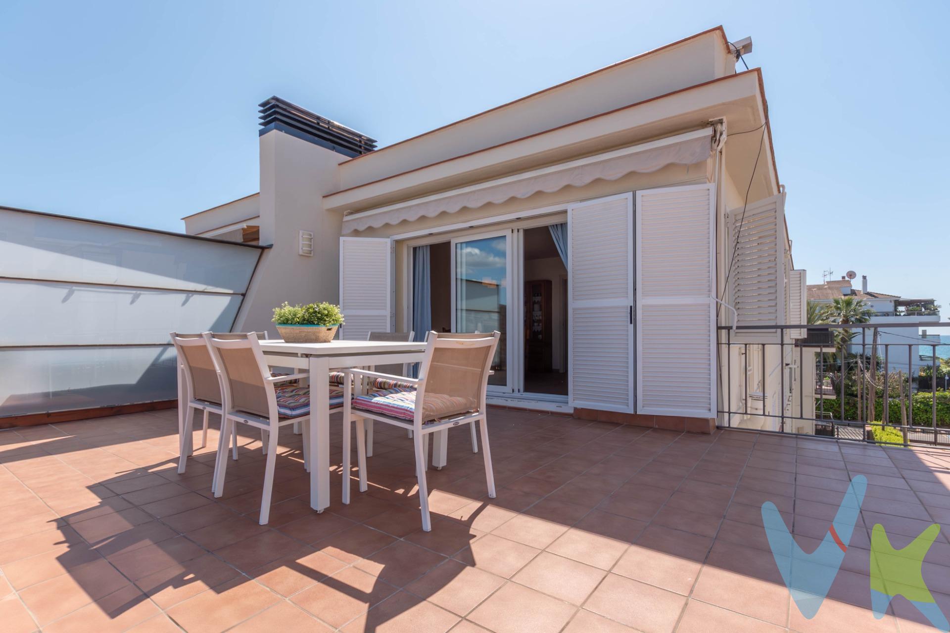 ¿Has soñado alguna vez con vivir a una calle del mar, disfrutando de una terraza infinita con vistas privilegiadas? Esta es tu oportunidad de hacer ese sueño realidad. Te presentamos este espectacular ático en la exclusiva zona del Vinyet, donde la joya de la propiedad es su impresionante terraza. Con un espacio amplio y luminoso, perfecta para crear momentos inolvidables, esta terraza te ofrece vistas privilegiadas a la zona de casas del Vinyet, ideal para veladas, cenas al aire libre o simplemente relajarte disfrutando del entorno. El interior del ático cuenta con un salón comedor que se conecta directamente con esta maravillosa terraza, permitiéndote aprovechar al máximo la luz natural y el aire fresco. La cocina individual, completamente equipada, complementa la comodidad de la vivienda. Además, dispone de un dormitorio doble con armarios empotrados, dos dormitorios individuales, un baño completo y un amplio trastero con baño y ducha, brindando espacio y funcionalidad. Para tu confort, la propiedad está equipada con calefacción a gas y aire acondicionado. ¿Listo para vivir en un lugar donde la terraza es el verdadero protagonista, con vistas que invitan a disfrutar cada día? No dudes en contactarnos para más información o para concertar una visita. El precio no incluye muebles ni decoración. El precio no incluye gastos de notaría, AJD, ni impuestos. REF.11316AM