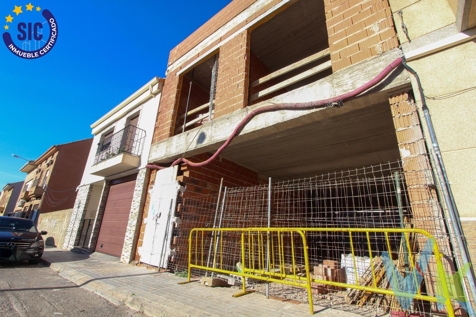 Piso con terraza y personalización de acabados. Presentamos esta magnífica oportunidad de adquirir un piso a estrenar en Moncada (Valencia), ubicado en una primera planta sin ascensor. La vivienda cuenta con una superficie construida de aproximadamente 99,80 m² y se distribuye en 3 habitaciones,. un amplio salón-comedor, cocina y 2 baños completos. Uno de sus grandes atractivos es su terraza privada de 11,5 m², perfecta para disfrutar del aire libre, organizar reuniones o simplemente relajarse en casa. La finalización del piso está prevista para diciembre de 2025, lo que te brinda una excelente oportunidad de planificar tu compra con tiempo y, además, elegir las calidades de los acabados según tus gustos y preferencias. ¡Haz de este piso tu hogar ideal desde el primer momento!. Ubicado en una zona tranquila y bien comunicada, cerca de todos los servicios esenciales y a tan solo unos minutos de Valencia capital. Piso en Moncada – 1ª planta sin ascensor. ● Superficie construida aproximada: 99,80 m². ● 3 habitaciones. ● 2 baños. ● Cocina incorporada al salón comedor. ● Aire acondicionado frío /calor por conductos. ● Terraza privada: 11,5 m². ● Obra finaliza en: Diciembre 2025. ● Posibilidad de elegir calidades de acabados. ● Vivienda luminosa, moderna y personalizable. ● Excelente ubicación, cerca de servicios y a minutos de Valencia. Ideal para vivir o invertir. Vivienda moderna, cómoda y con posibilidad de personalización. No dejes pasar esta oportunidad única. La descripción del presente inmueble e imágenes tienen mero carácter informativo y en ningún caso carácter contractual, pudiendo ser modificados por la inmobiliaria comercializadora sin que ello implique responsabilidad alguna frente a terceros. En el precio de venta a público, esta propiedad NO incluye los gastos de adquisición (Notario, registro, gestión, honorarios, etc…).