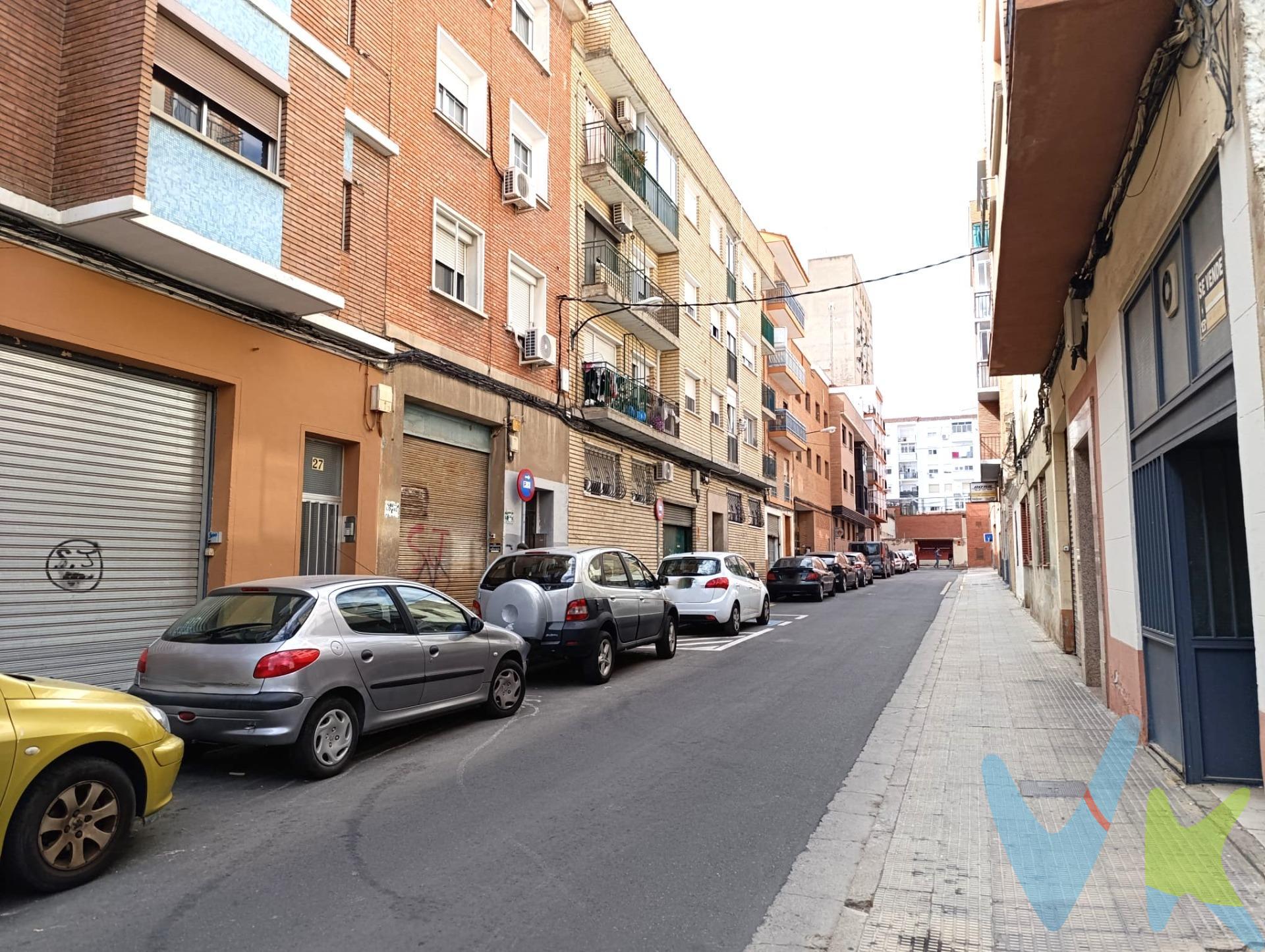 VICENTE MONFORTE – Vivienda luminosa y funcional, ideal tanto para residencia habitual como para inversión. El piso se distribuye en tres dormitorios, salón, cocina y baño reformado, ofreciendo una distribución cómoda y bien aprovechada. Dispone de calefacción y agua caliente sanitaria individual a gas, además de ascensor en la finca, aportando confort y comodidad en el día a día. Existe la posibilidad de adquirir plaza de garaje en calle Lapuyade, con unas dimensiones aproximadas de 3,25 m² x 2,30 m², por 8.000 € adicionales. No dejes de visitar el tour virtual 360º, donde podrás recorrer la vivienda con todo detalle y hacerte una idea real de sus espacios y distribución.  No dejes de ver la visita virtual 360º donde podrás ver con todo detalle esta vivienda. Gastos e impuestos no incluidos. A título orientativo, en segundas transmisiones, el comprador abonará: Impuesto sobre Transmisiones Patrimoniales (ITP), tipo general en Aragón al 8% (*). Base de cálculo: mayor valor entre precio de compraventa o valor de referencia catastral. Gastos de Notaría y Registro: Aranceles variables según precio, número de copias y complejidad; cálculo según tarifas normativas. Si se precisa hipoteca: Tasación, condiciones y costes bancarios según entidad elegida por el comprador; así como gastos de gestoría y cualesquiera otros inherentes a la compraventa. No se incluyen otros gastos o tributos que puedan por Ley corresponder al comprador. Operación sujeta a doble mediación. Existen honorarios a cargo del comprador, salvo pacto en contrario, no incluidos en PVP. El consumidor conforme a la normativa vigente podrá solicitar información y documentación adicional relativa al inmueble, sus características, condiciones de la operación y del servicio de mediación en la oficina y/o a través de nuestro teléfono de contacto o mail. La agencia actúa exclusivamente como intermediaria en la compraventa, cuyas condiciones, en todo caso, estarán sujetas a la aceptación expresa del vendedor del inmueble y posterior formalización del contrato. La información suministrada se corresponde con la disponible a la fecha de publicación, pudiendo variar en función de las circunstancias o actualizaciones legales, contractuales y fiscales. Anuncio de carácter meramente informativo. Para una información exhaustiva sobre el funcionamiento, tipos impositivos y bonificaciones del ITP en Aragón, puede consultar el portal oficial de la Agencia Tributaria Autonómica. Tarifas notariales y registrales reguladas en el Anexo I del Real Decreto 1426/1989 y Anexo I del Real Decreto 1427/1989, respectivamente. Anuncio no vinculante, puede contener errores. 