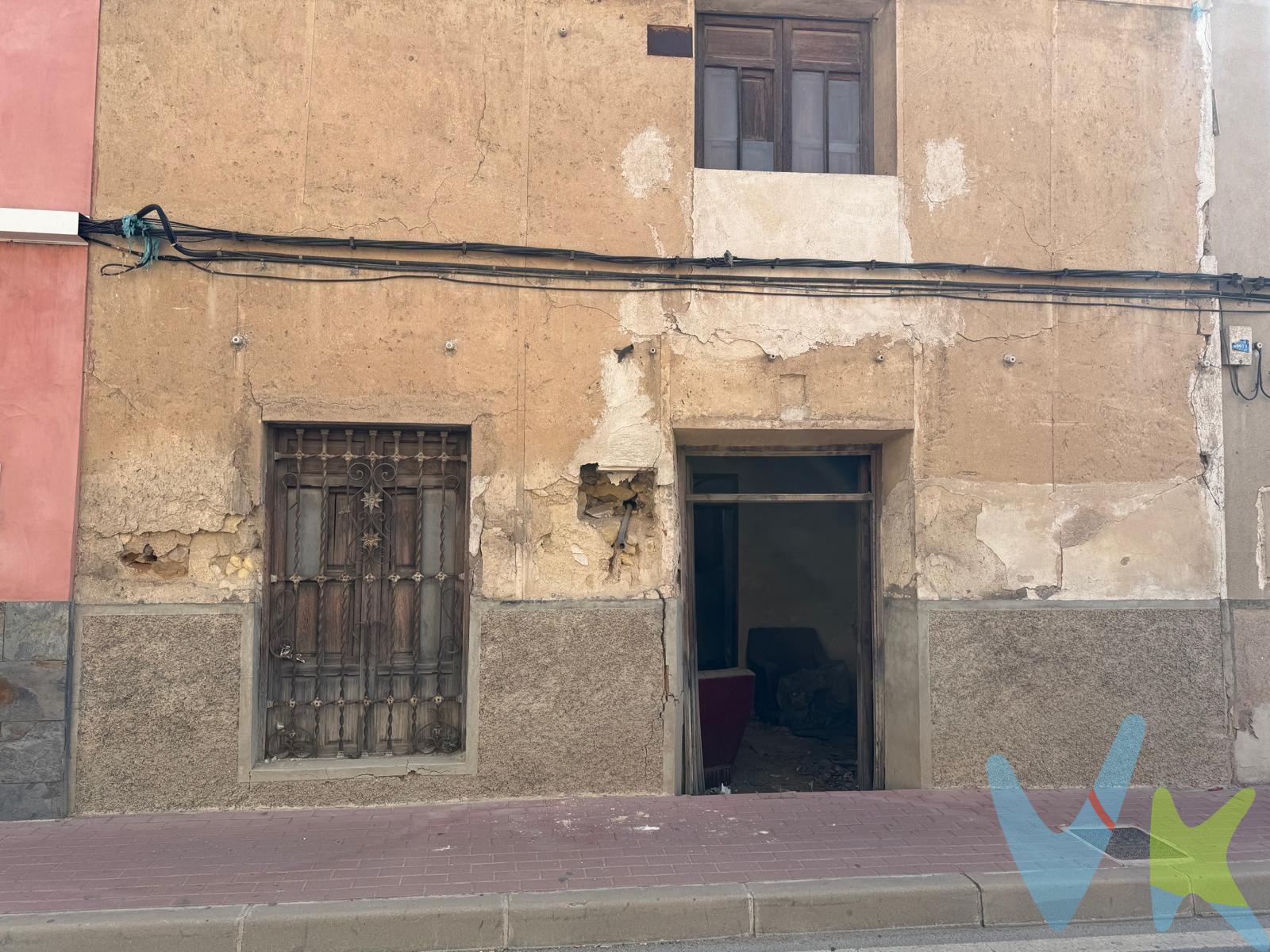 Crea el hogar que siempre has soñado....Se vende amplia casa con gran potencial,  con salida a dos calles, lo que le aporta una excelente accesibilidad y luminosidad. ✨ Características destacadas:. Vivienda para reformar o desarrollar un proyecto nuevo. Posibilidad de construir dos dúplex o tríplex. Cuenta con una estructura nueva en la parte trasera, lista para aprovechar. Incluye proyecto arquitectónico de vivienda con piscina, diseñado por profesional. 💡 Una oportunidad perfecta para inversores, constructores o familias que deseen personalizar su hogar a medida, en una ubicación estratégica y con múltiples opciones de aprovechamiento. 📐 Gran potencial de revalorización al poder adaptar el espacio a diferentes necesidades. ¡No dejes pasar esta oportunidad! Contáctanos para más información y visitas.