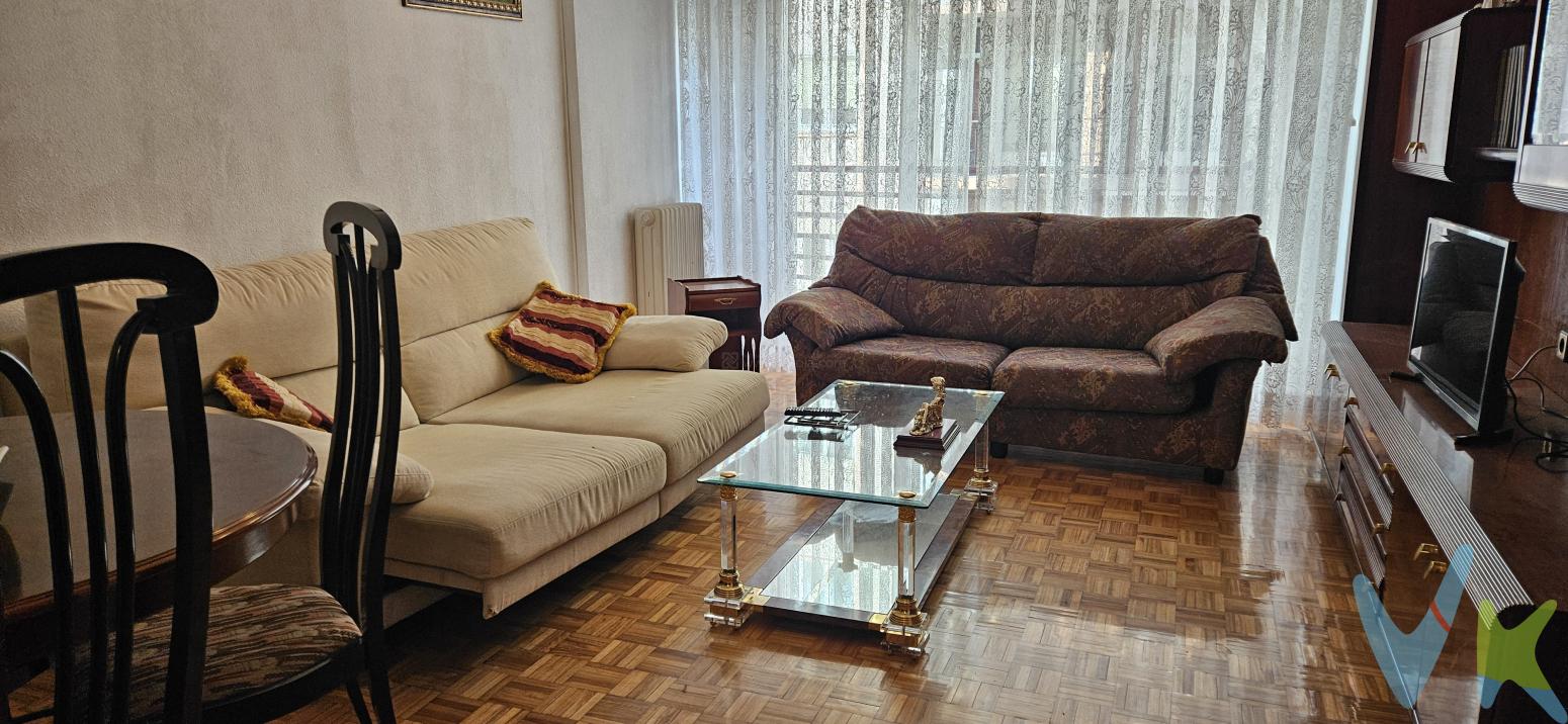 Zona Ayuntamiento. Piso exterior, de 3 dormitorios, con baño, aseo y trastero.Bonita distribución con zona de día y de noche, diferenciadas.Baño completo con plato de ducha y aseo con 2 piezas.Trastero incluido en el precio.Balcón en dormitorio principal.Calefacción y agua caliente, individual de gas natural, con caldera nueva.Para entrar a vivir.A 2 minutos del Ayuntamiento. 