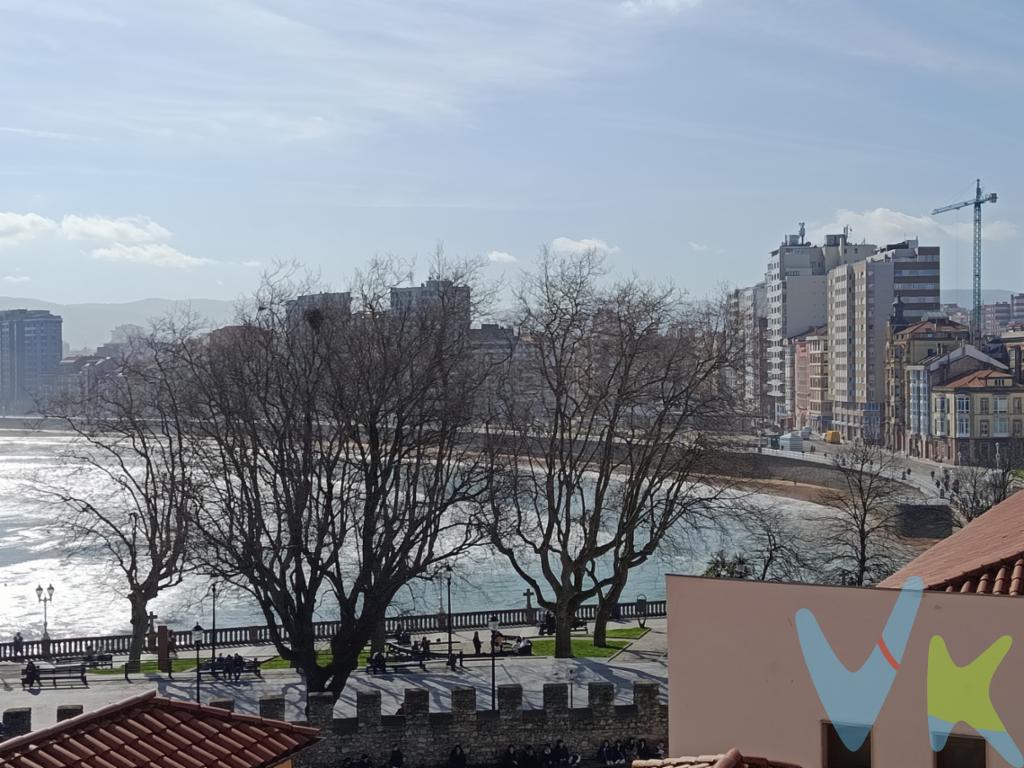  Si quiere vivir frente al mar en un piso amplio, con una de las mejores vistas a la bahía de Gijón, piso muy luminoso  y soleado, piso con muy buena distribución, esta es su vivienda!El piso consta de cuatro luminosas habitaciones, tres de ellas y el salón con vistas al mar. Los espacios amplios, bien iluminados y soleados invitan a adaptarlos a su estilo personal. El salón, amplio y con grandes ventanales, es ideal para relajarse después de un largo día, que si quiere puede unirlo con la cocina y hacer un gran salón-cocina y disfrutar de comidas, cenas, etc...El edificio cuenta con ascensor, proporcionando un acceso cómodo y sin complicaciones a este encantador piso. Además, su ubicación estratégica garantiza que el transporte público, como el servicio de autobuses, esté muy cerca, facilitando sus desplazamientos por la ciudad sin esfuerzo. Esta ventaja adicional asegura una conexión rápida y simple con las diferentes zonas de Gijón, haciendo de este inmueble una opción especialmente atractiva.Vivir en este piso en Cimadevilla significa disfrutar de la escénica belleza del entorno, combinada con la vibrante vida urbana de Gijón. El barrio, reconocido por su carácter histórico y su encanto único, ofrece una experiencia de vida rica en actividades culturales y recreativas. Además, la proximidad al mar no solo proporciona un paisaje espectacular, sino que también ofrece la oportunidad de disfrutar de paseos tranquilos o actividades al aire libre cerca de la costa.Esta propiedad es más que un lugar donde vivir; es una inversión que ofrece calidad de vida, comodidad y una ubicación que muchos desearían tener. Un entorno seguro y acogedor, ideal para quienes buscan tranquilidad sin renunciar a las ventajas de vivir en la ciudad. Invitar a amigos y familiares a su nuevo hogar será un verdadero placer, ya que este espacioso piso está preparado para recibir y sorprender. Para mas info o concertar visita, solo por tlf. No deje pasar la oportunidad de visitar este impresionante piso. Descubra por sí mismo las ventajas de residir en una de las zonas más privilegiadas de Gijón, sintiendo la brisa marina desde la comodidad de su hogar. Esperamos su visita para mostrarle cada uno de los detalles que hacen de esta propiedad una opción excepcional.De acuerdo con la ley, no se incluyen en el precio otros gastos o tributos que legalmente correspondan al comprador. El consumidor tiene derecho, conforme a la normativa vigente, a disponer de información y documentación adicional relativa al inmueble y condiciones de la compraventa, accesible en la sede física de la Agencia Sabugo, en Plaza del Carmen n.º 5 BJ, o a través del correo electrónico: info@inmobiliariasabugo.com. La agencia actúa exclusivamente como intermediaria en la operación. Cualquier compraventa y sus condiciones quedan sujetas en todo caso a la aceptación expresa del vendedor del inmueble y a la posterior formalización del correspondiente contrato. El presente anuncio tiene carácter meramente informativo; la información suministrada se corresponde con la disponible a la fecha de publicación, pudiendo variar en función de las circunstancias o actualizaciones legales, contractuales y fiscales.