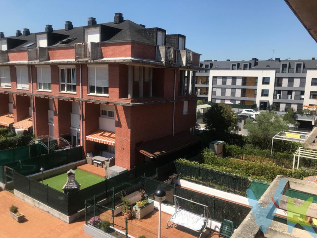 En Sierrapando , núcleo urbano junto a Torrelavega y el polígono comercial dirección carretera Bilbao. Se vende este dúplex en perfecto estado, listo para entrar a vivir. Ubicado en urbanización privada residencial, con zonas verdes y piscina, edificación de bajos con jardín y dupléx, poco vecindario y cómodo. Distribuido en, planta baja; salón comedor, cocina con tendedero y aseo, planta alta: 2 habitaciones y baño, lo complementa un garaje y trastero. Con calefacción y muy soleado. Aconsejamos solicitar visita, ver para creer, les encantará!!!!